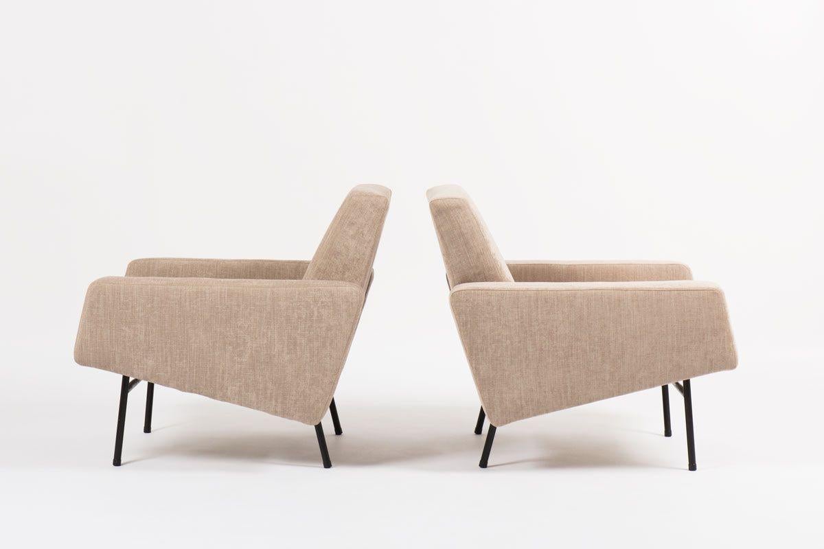 Mid-Century Modern Pierre Guariche (1926-1995), pair of G10 armchairs, Airborne ed., 1955 For Sale