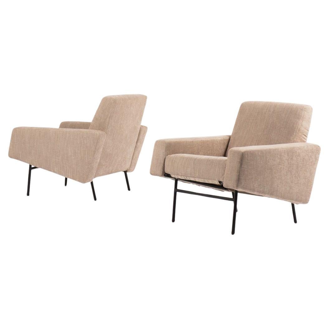Pierre Guariche (1926-1995), pair of G10 armchairs, Airborne ed., 1955 For Sale