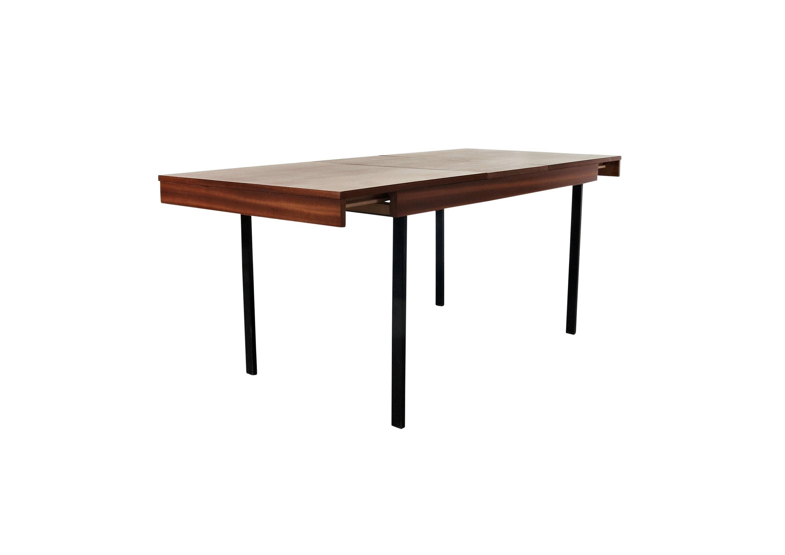 Table de salle à manger à rallonge réglable de Pierre Guariche - Design français du milieu du siècle, Circa 1950.

 Voici une élégante table de salle à manger à rallonge réglable conçue par le célèbre designer français Pierre Guariche, fabriquée par