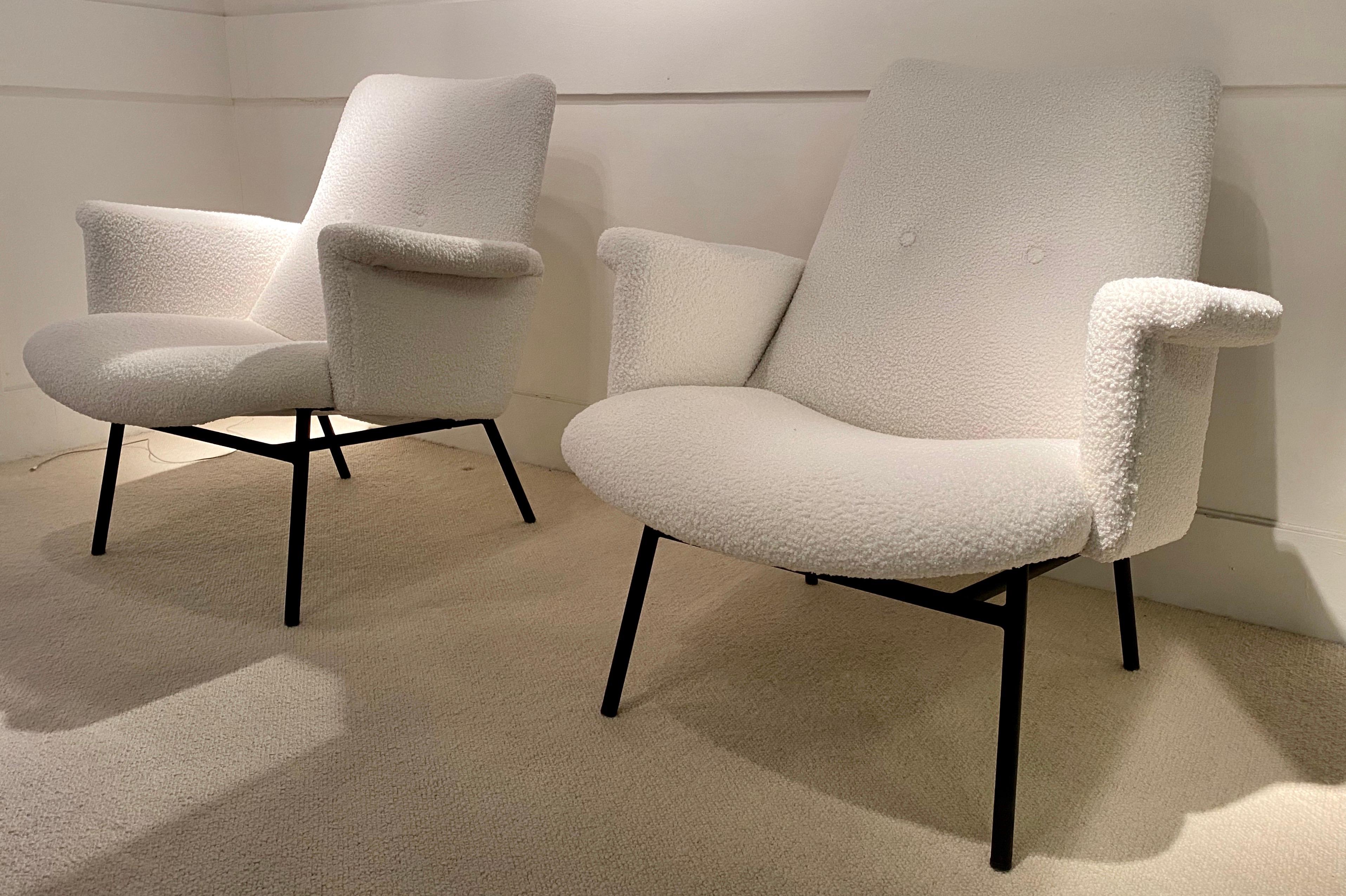 Pierre Guariche armchair with black iron feet structure and white fabric
Steiner Edition from 1960s
New upholstered
Perfect condition.