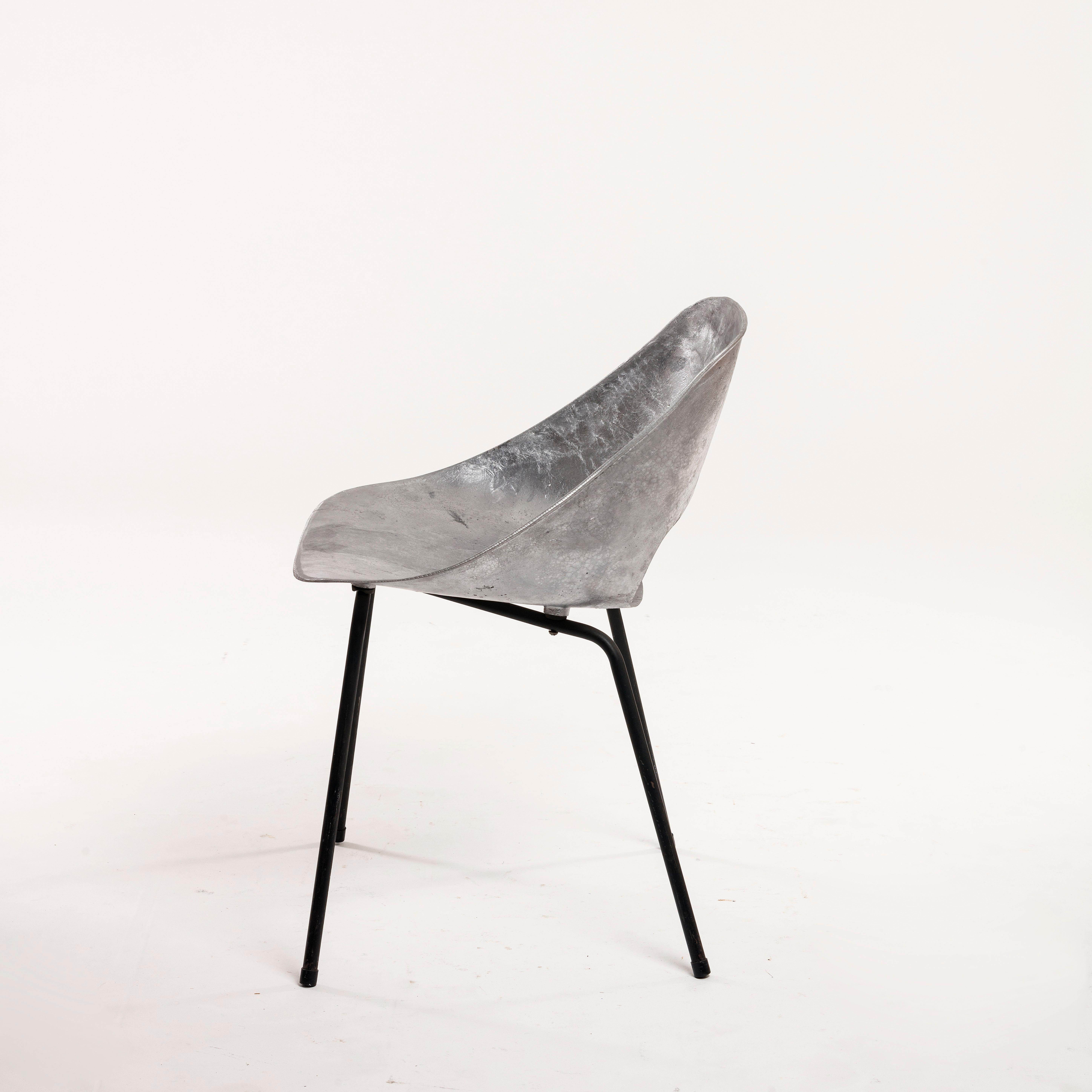 Aluminium Siège tulipe en fonte d'aluminium de Pierre Guariche pour Steiner Naked 1954