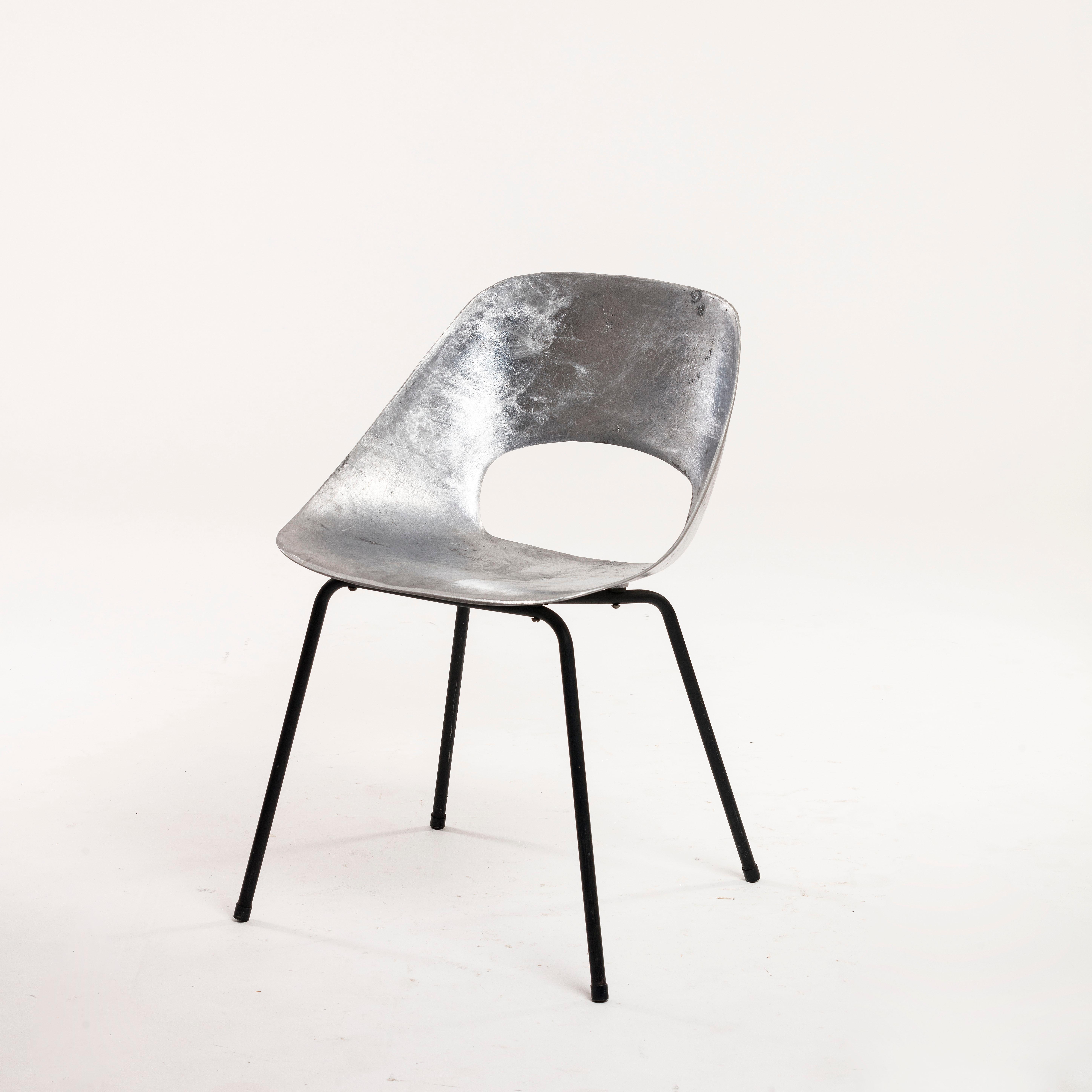 Siège tulipe en fonte d'aluminium de Pierre Guariche pour Steiner Naked 1954 2