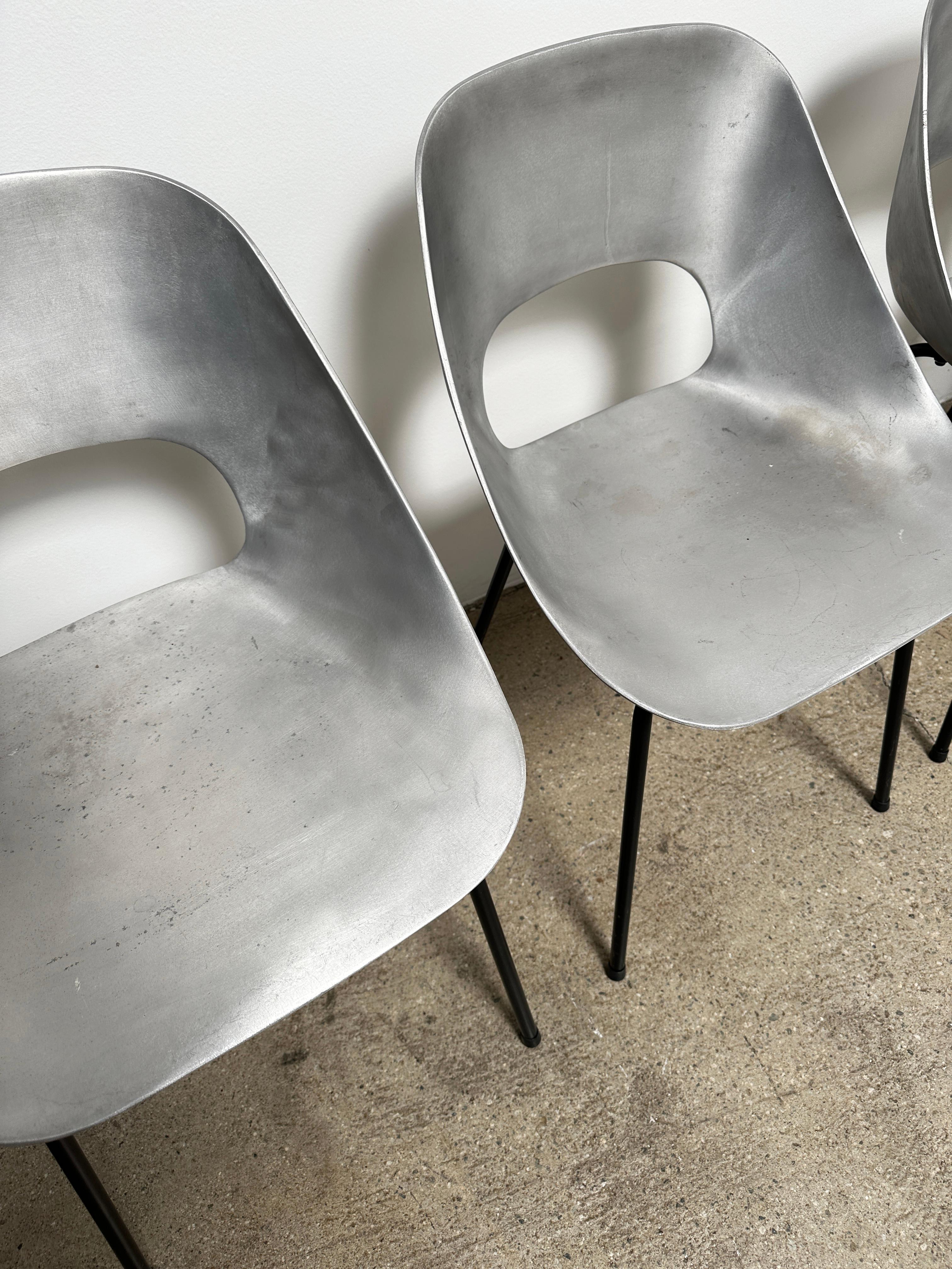 Mid-Century Modern Chaises en aluminium coulé Pierre Guariche, lot de 4 en vente