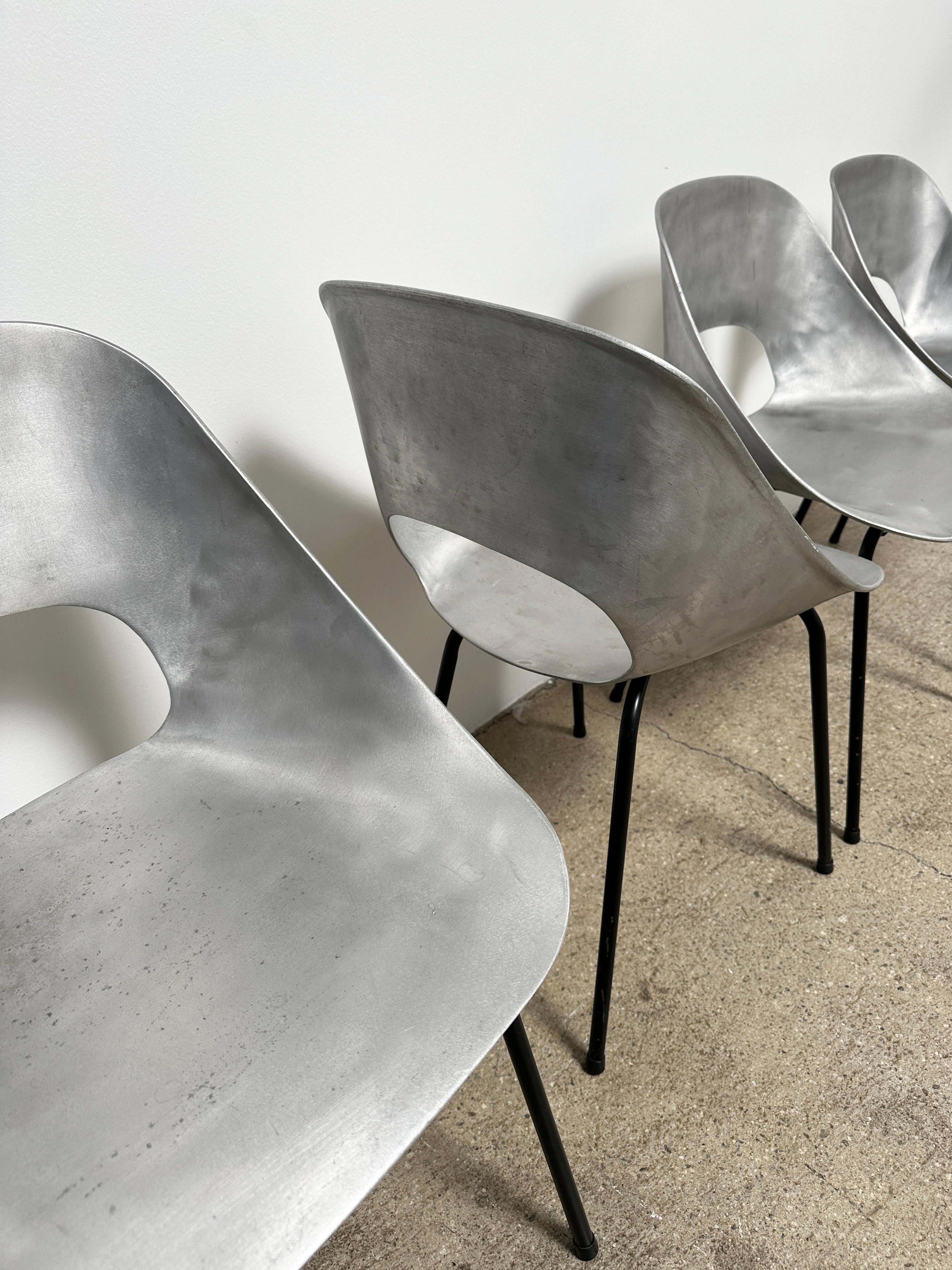 Français Chaises en aluminium coulé Pierre Guariche, lot de 4 en vente