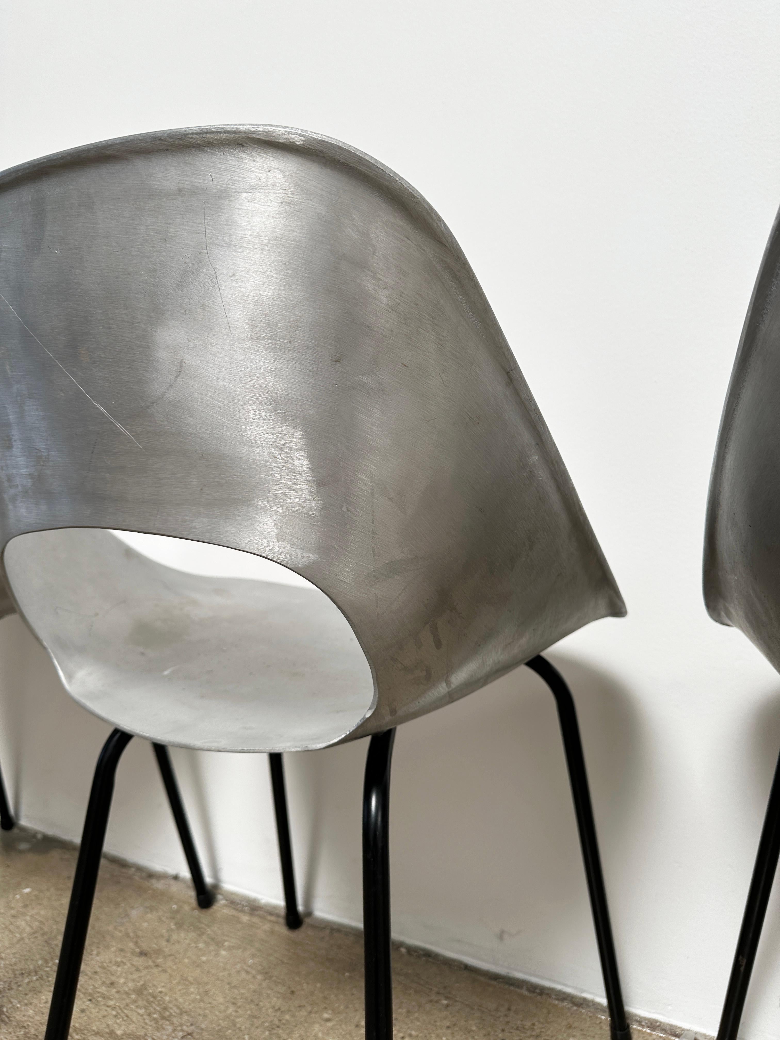 Chaises en aluminium coulé Pierre Guariche, lot de 4 Bon état - En vente à Los Angeles, CA
