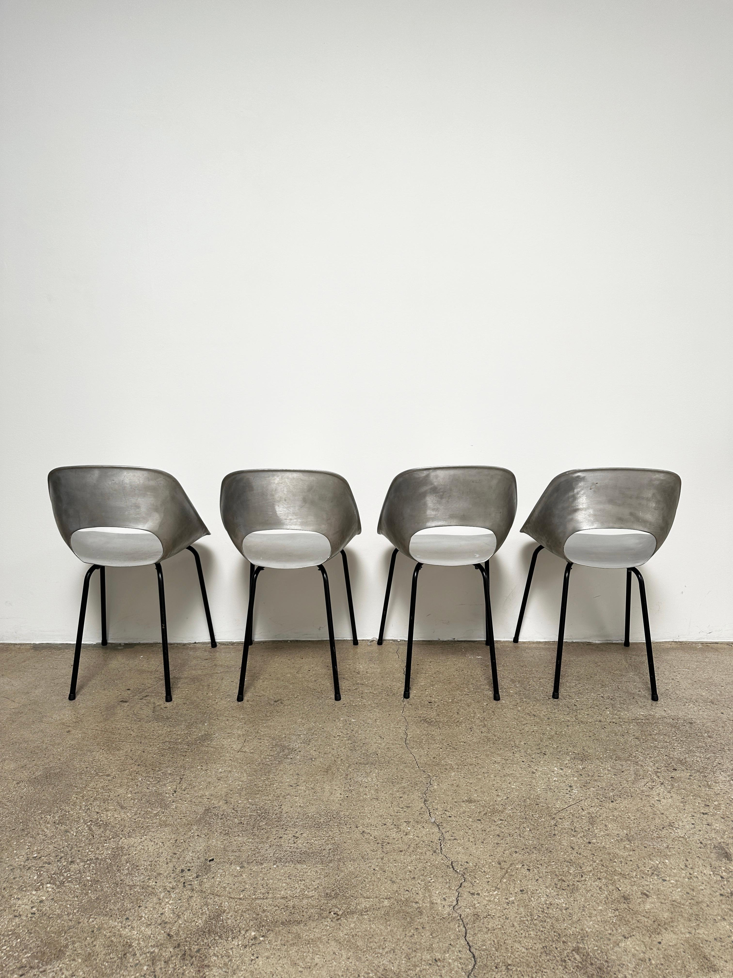 Milieu du XXe siècle Chaises en aluminium coulé Pierre Guariche, lot de 4 en vente