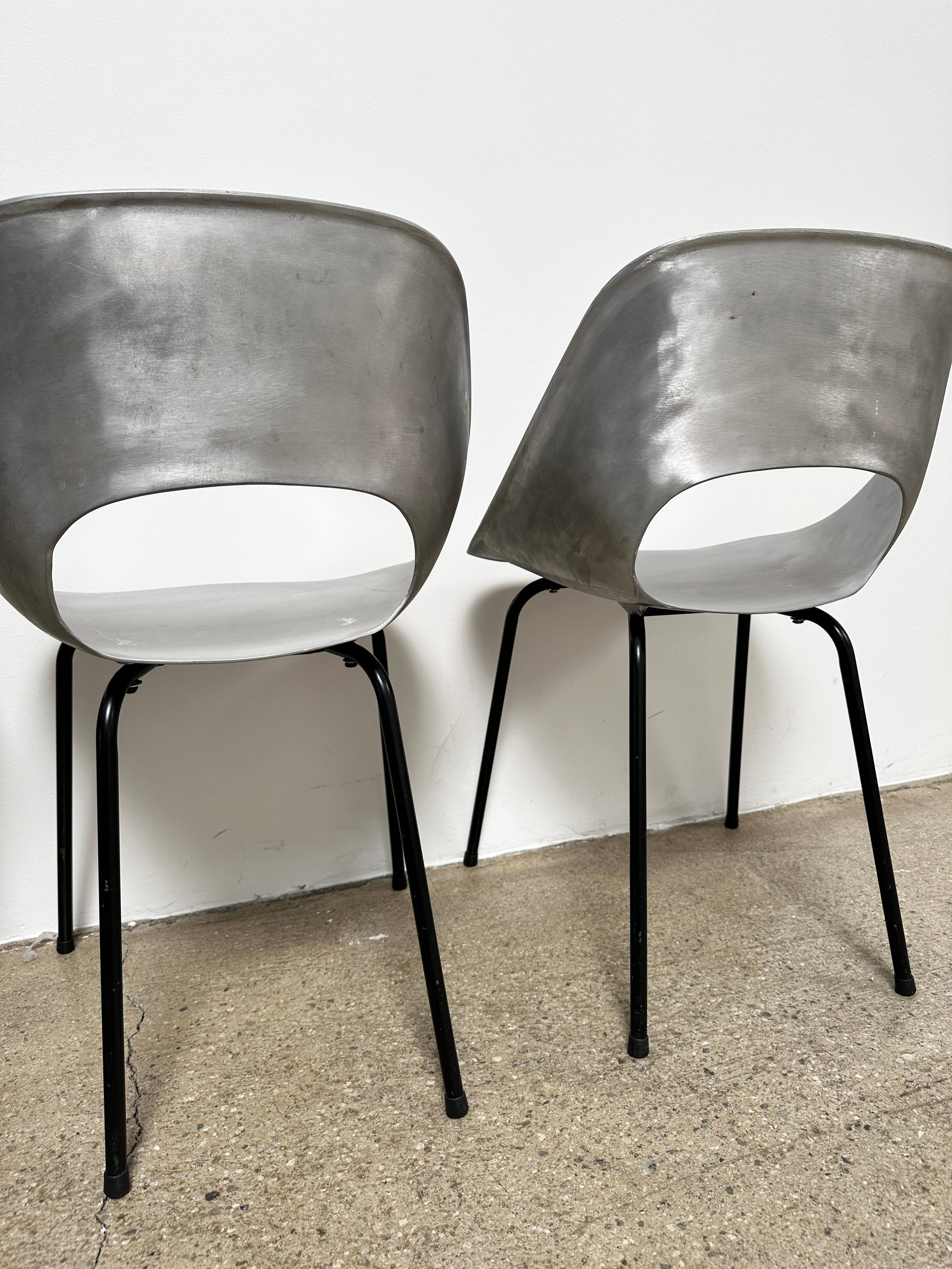 Chaises en aluminium coulé Pierre Guariche, lot de 4 en vente 1