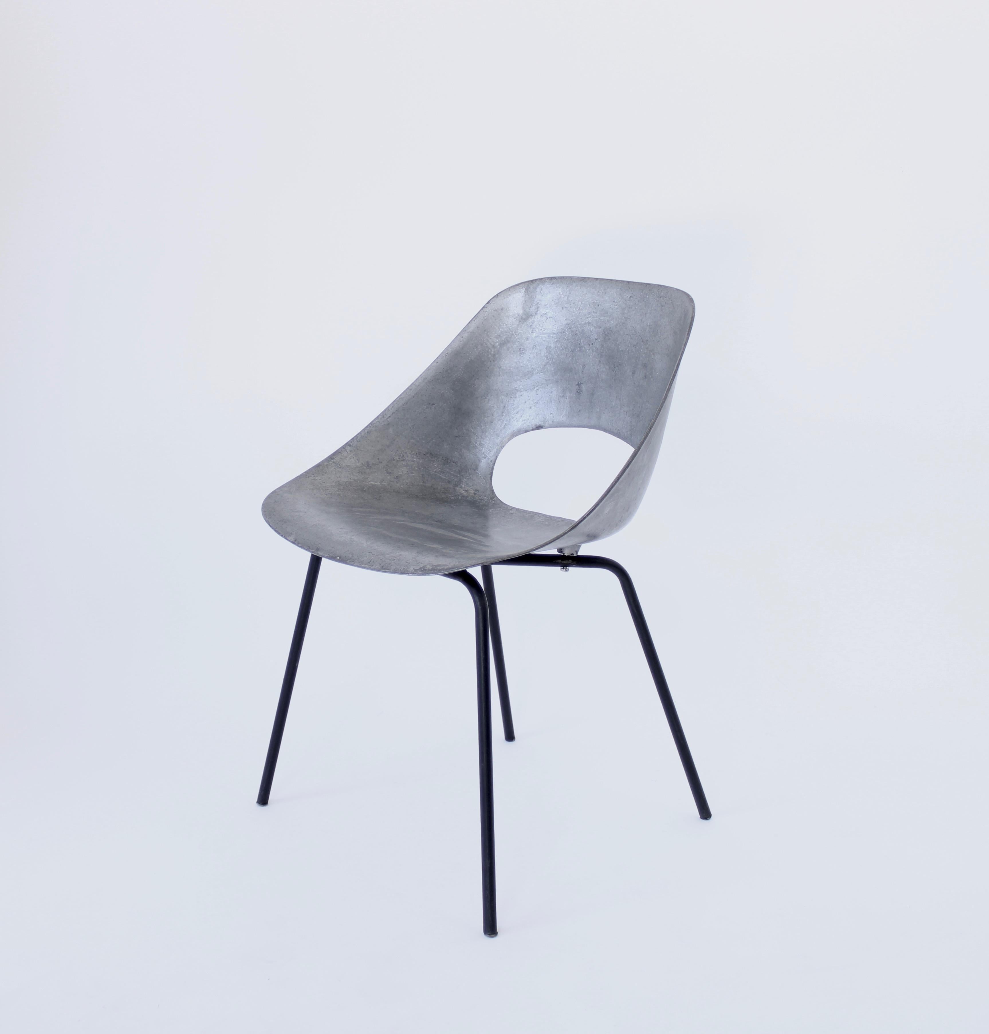 Paire de chaises tulipe en aluminium coulé Pierre Guariche pour Steiner France, circa 1954 5