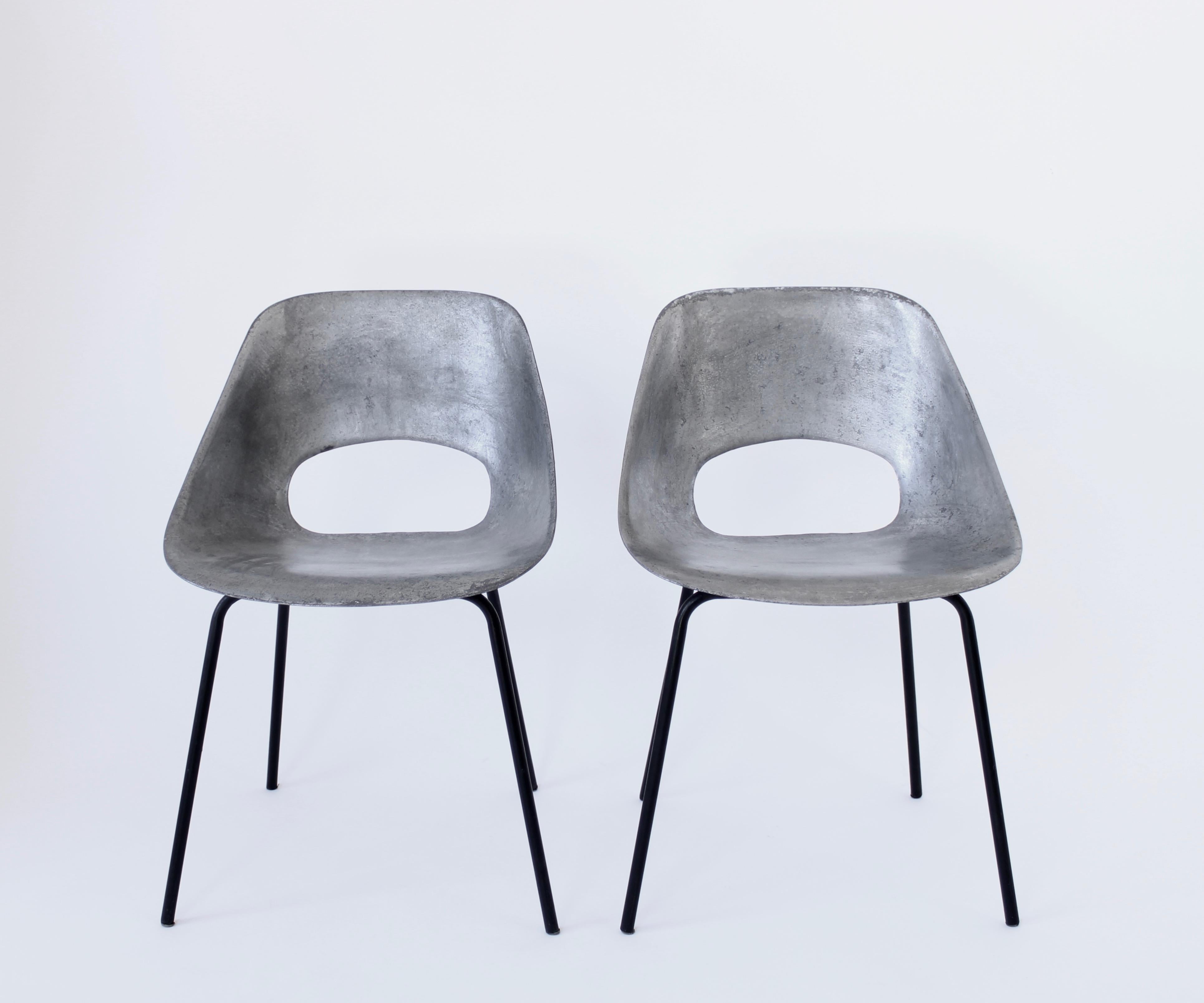 Pair of rare cast aluminum Tulip chairs by Pierre Guariche for Steiner, France, 1954.
Sculpted and curved cast aluminum seat with an opening on the seat on sleek four leg black tubular metal base. Statement chair and collectable. Comfortable and
