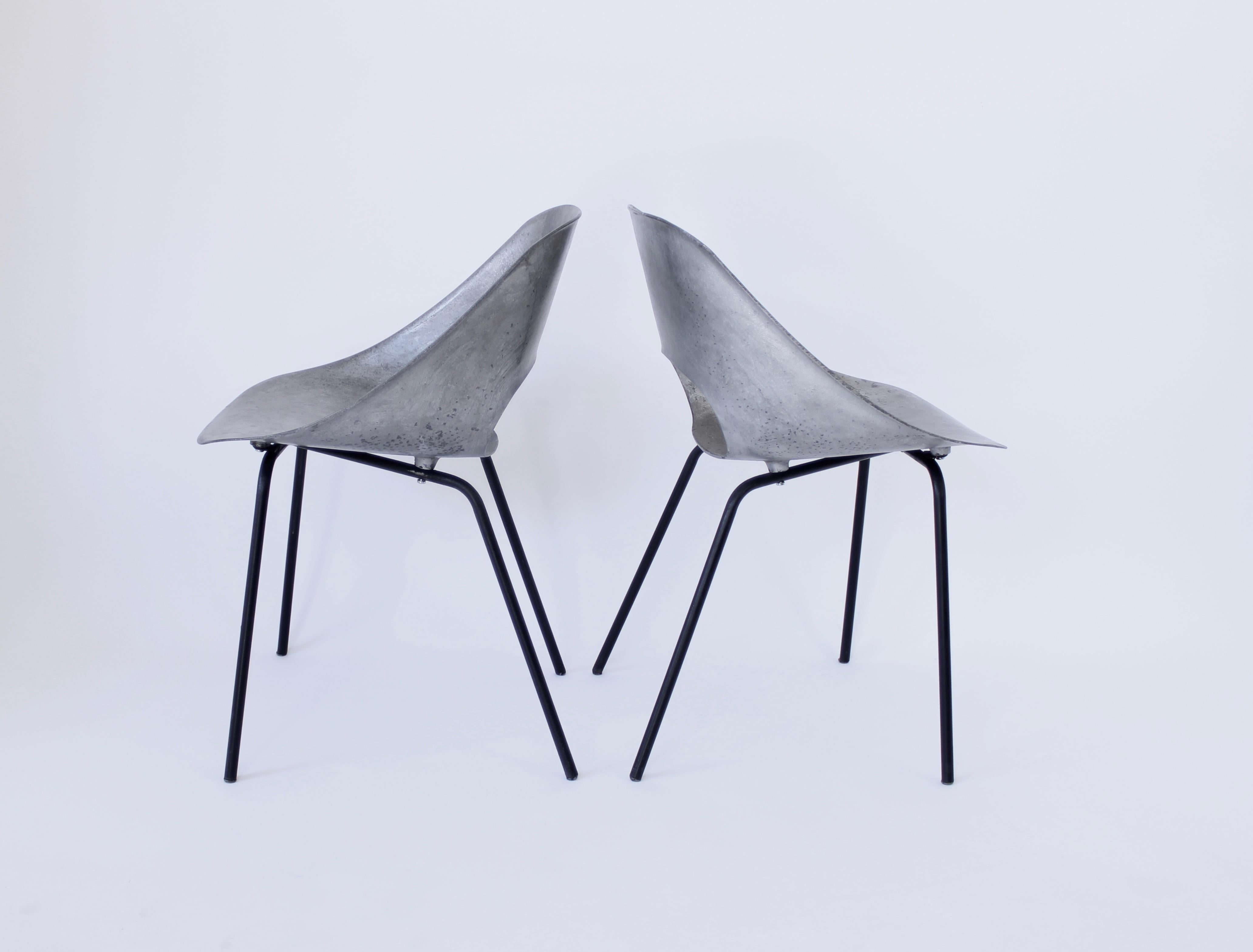 Français Paire de chaises tulipe en aluminium coulé Pierre Guariche pour Steiner France, circa 1954