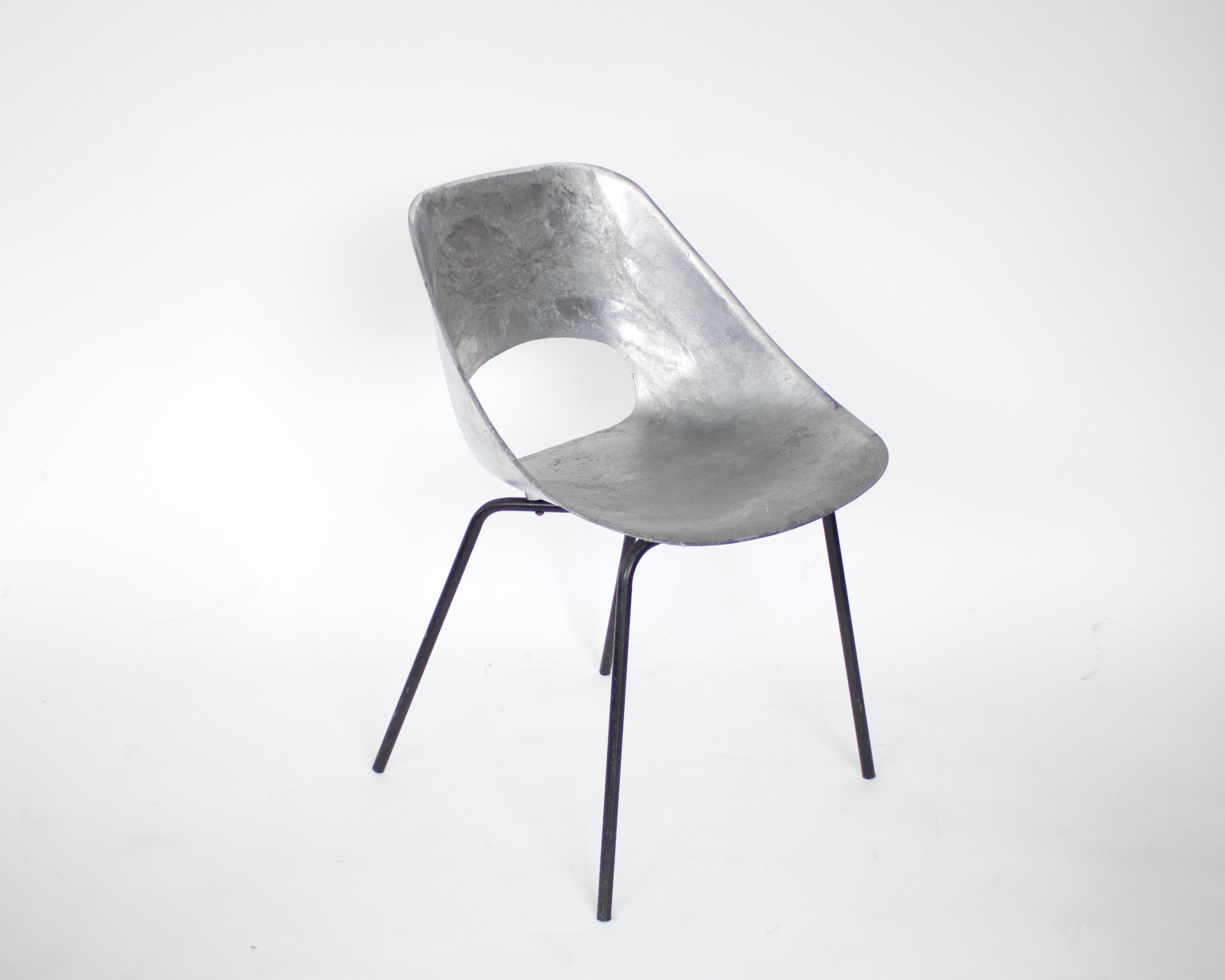 Cast aluminum Tulip chair by Pierre Guariche for Steiner, France, 1954.
Sculpted and curved cast aluminum seat with an opening on the seat on sleek four leg black tubular metal base. Statement chair and collectable. Comfortable and also a standalone