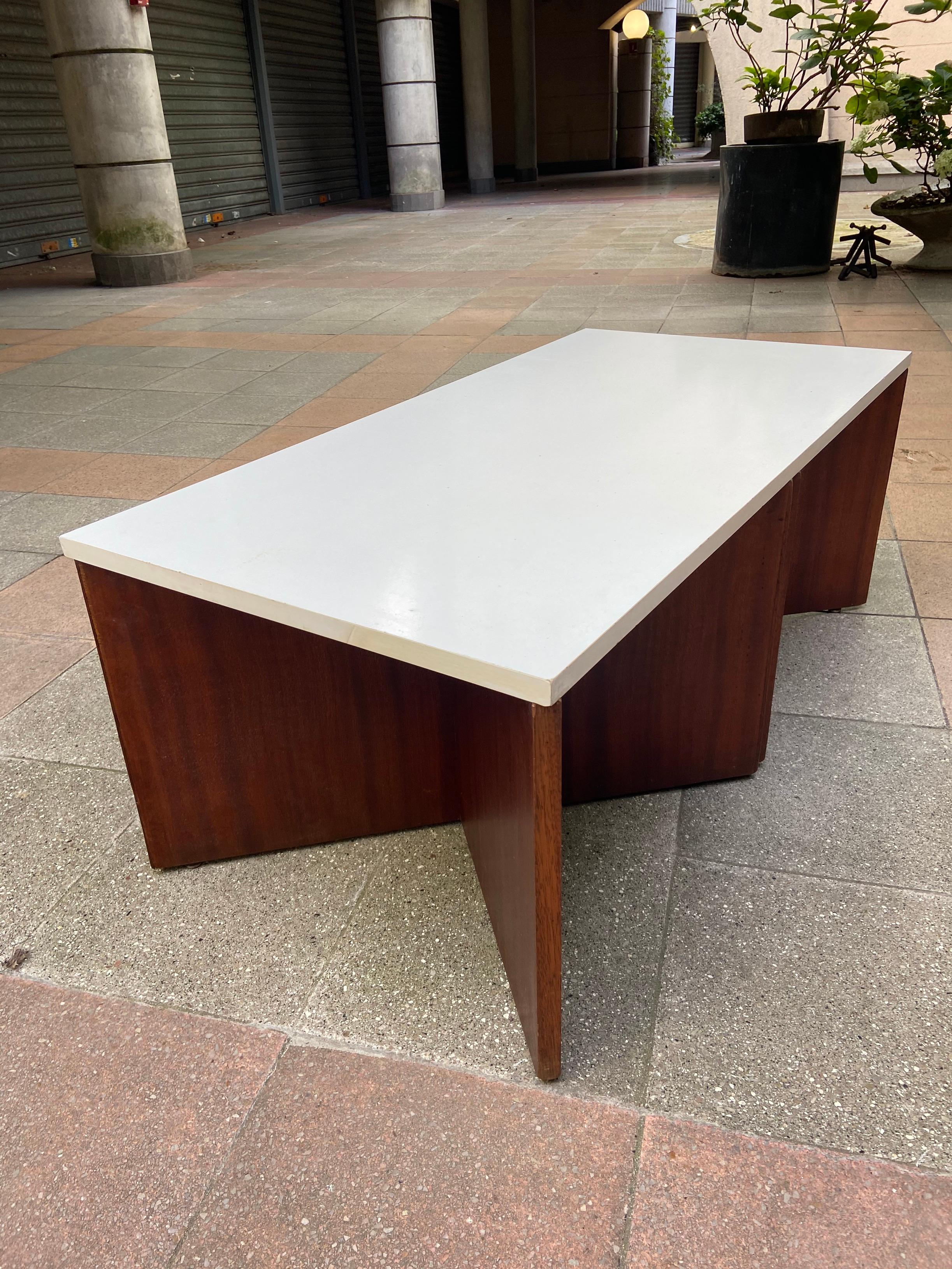 Pierre Guariche
Coffee table, melamine top and rosewood structure
1971
Very good condition
Measures: H 39 x L 100 x P 50 cm.
2 available.
 