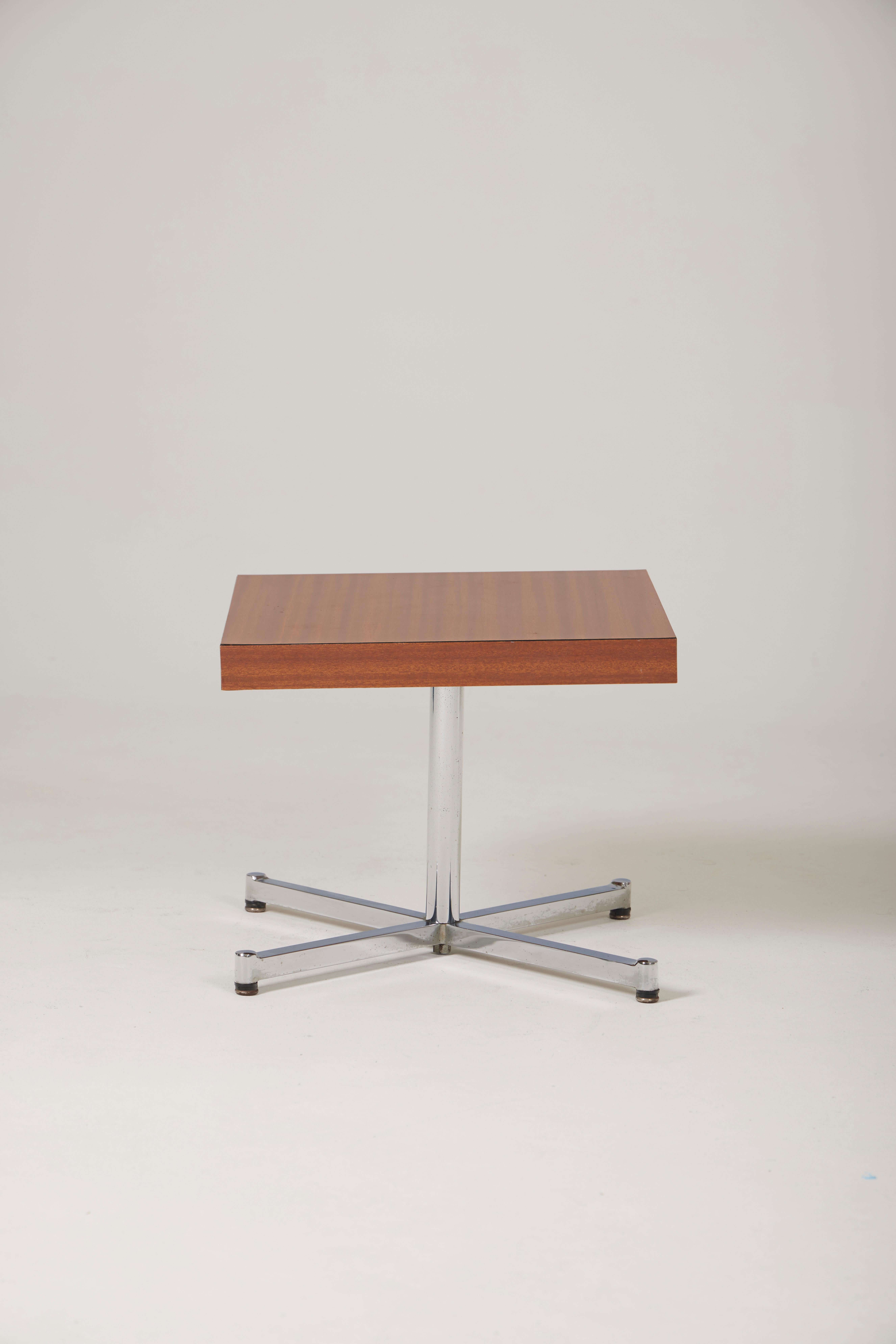Coffee or occasional table by designer Pierre Guariche (1926-1995), 1970s. Square wooden top on a brushed metal base. Very good condition. 2 tables available.
LP1755-1756