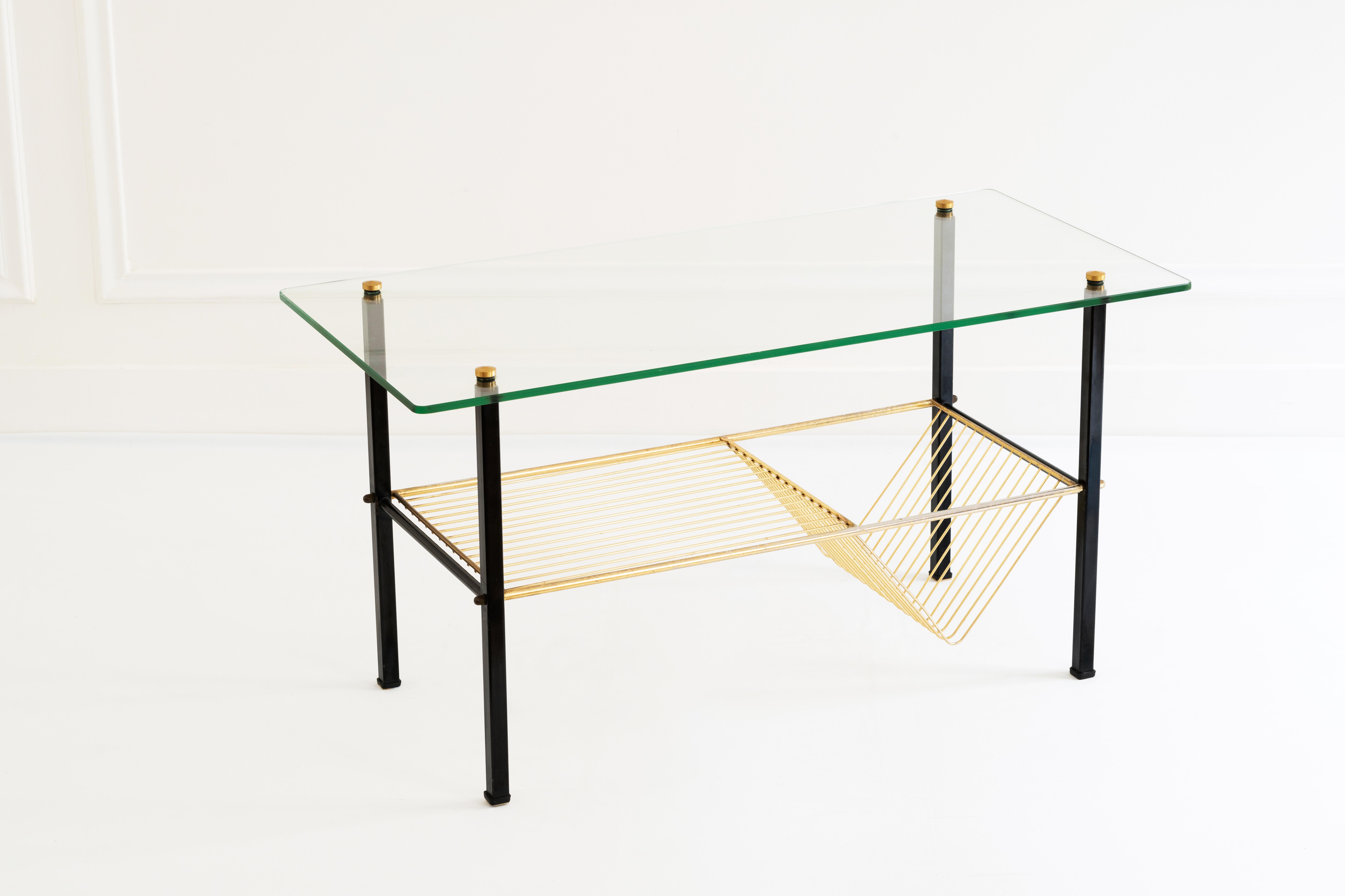 Questo straordinario tavolino da caffè di Pierre Guariche, risalente agli anni '50, fonde perfettamente il design moderno con l'eleganza funzionale. Caratterizzato da un elegante piano in vetro, questo tavolo è sostenuto da una sofisticata base in