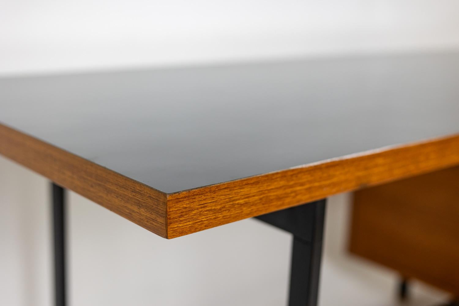 Pierre Guariche. Desk in teak and lacquered metal. 1960s. LS56631534M For Sale 5