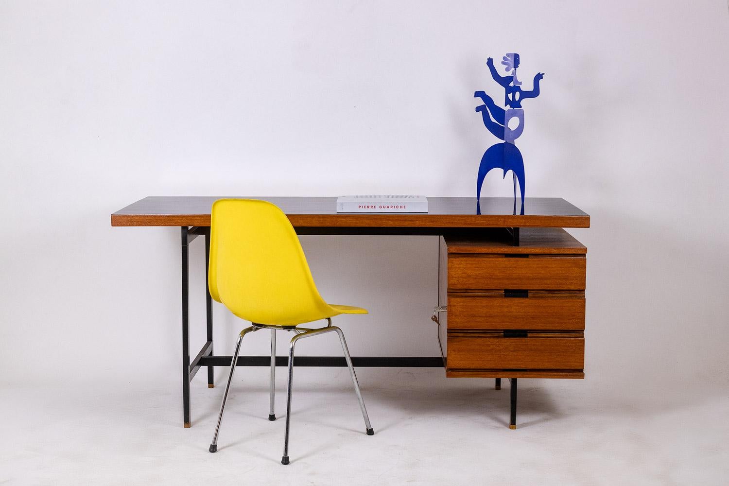 Pierre Guariche, by.

Desk in teak with its lacquered metal base. Black laminate top.

French work realized in the 1960s.

Dimensions: H 75 x W 161 x D 71 cm

Reference: LS56631534M