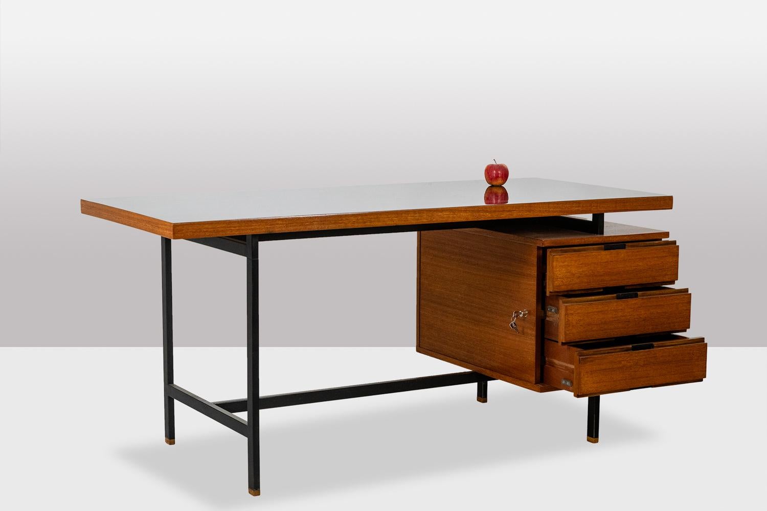 French Pierre Guariche. Desk in teak and lacquered metal. 1960s. LS56631534M For Sale