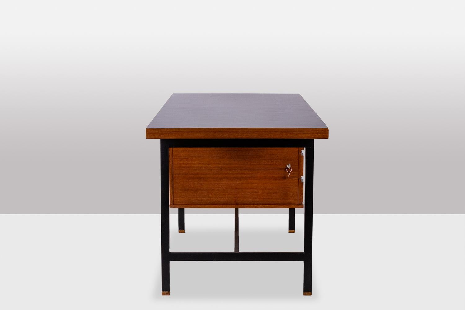 Pierre Guariche. Desk in teak and lacquered metal. 1960s. LS56631534M In Good Condition For Sale In Saint-Ouen, FR