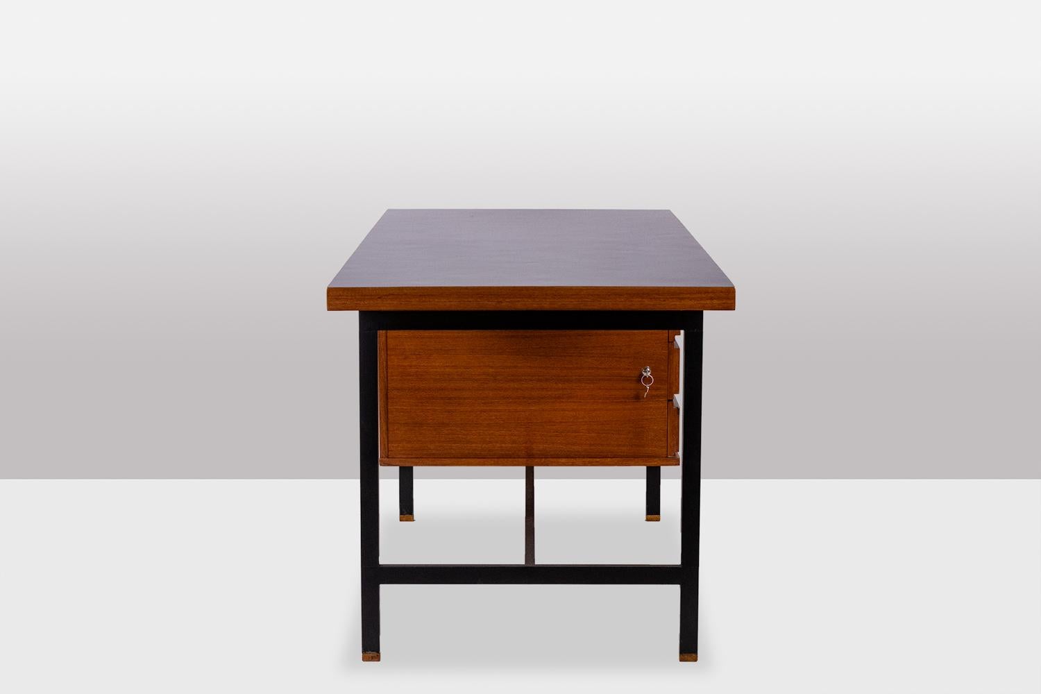 Français Pierre Guariche. Bureau en teck et métal laqué, années 1960. LS56631534M