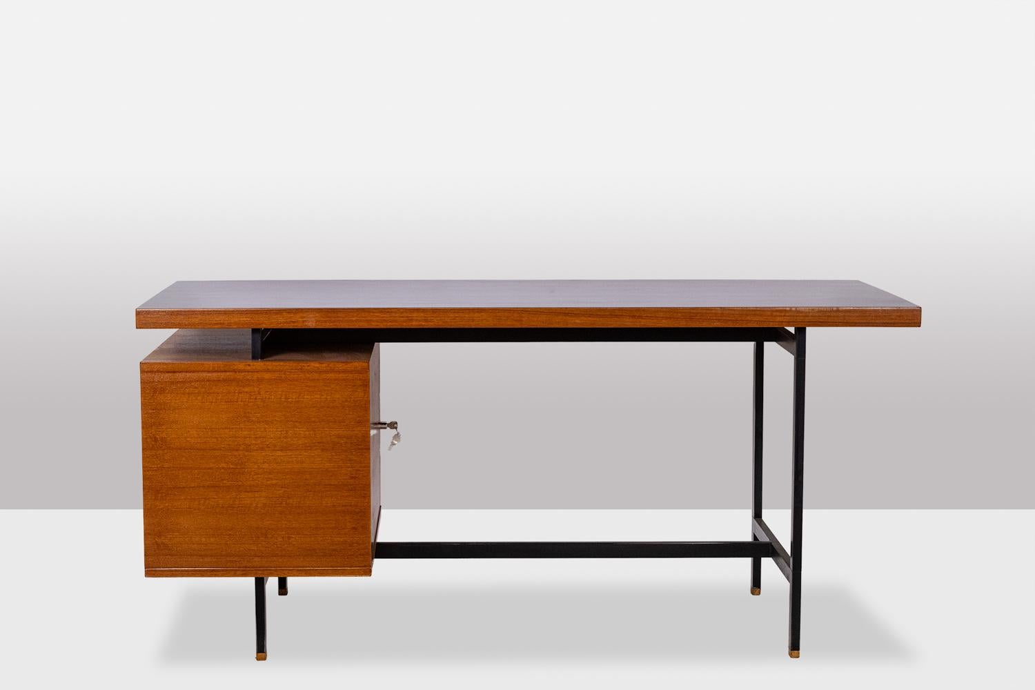 Pierre Guariche. Bureau en teck et métal laqué, années 1960. LS56631534M Bon état à Saint-Ouen, FR