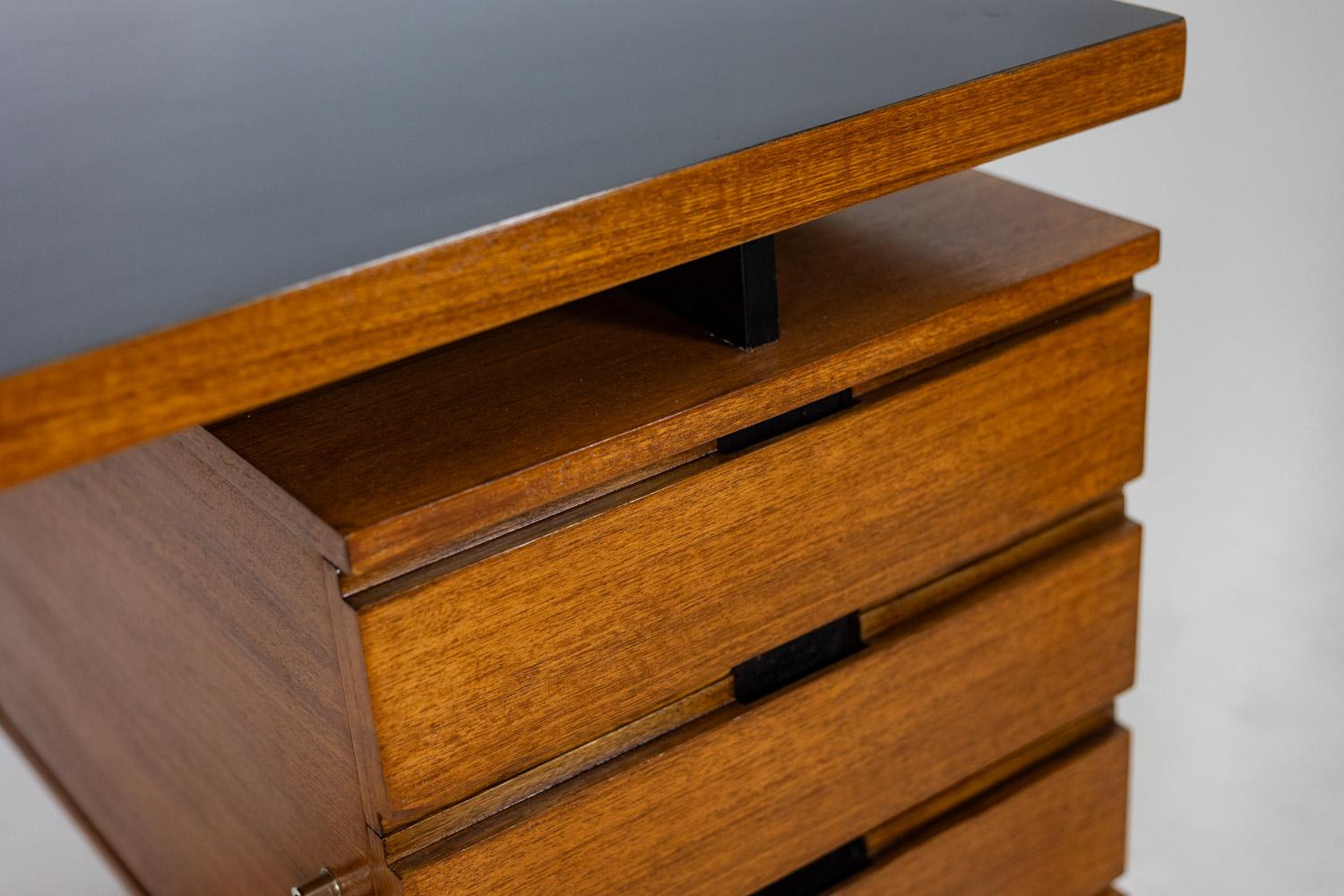 Milieu du XXe siècle Pierre Guariche. Bureau en teck et métal laqué, années 1960. LS56631534M