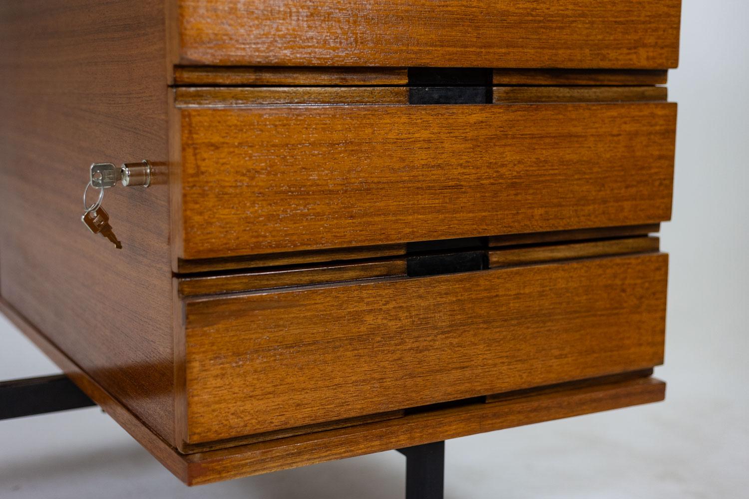 Pierre Guariche. Desk in teak and lacquered metal. 1960s. LS56631534M For Sale 1