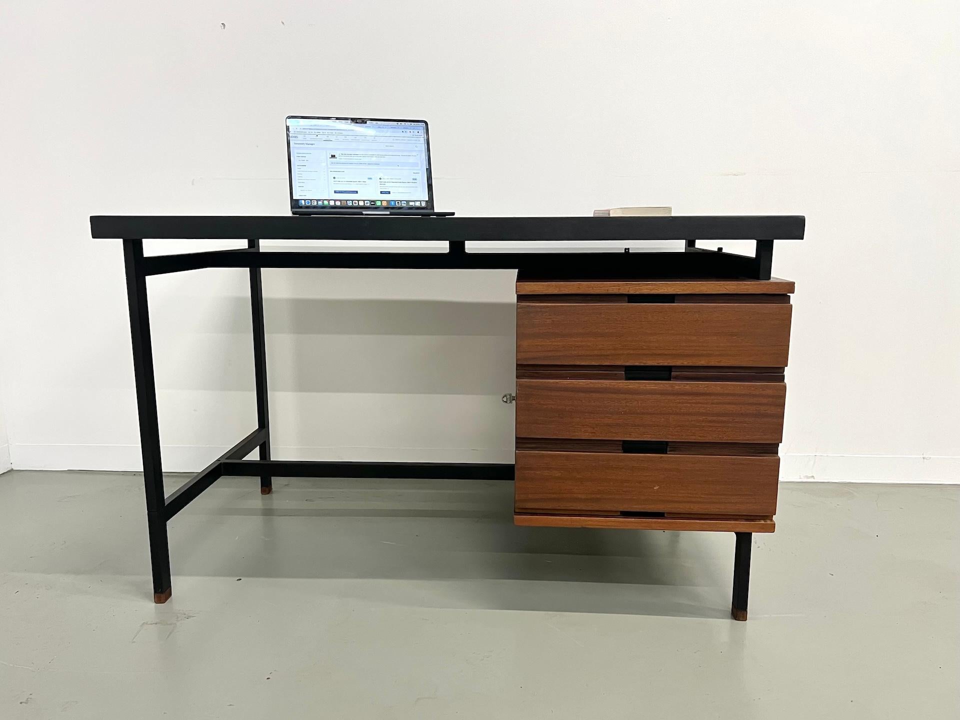Mid-Century Modern Bureau Pierre Guariche en teck et acier laqué, France 1960 en vente