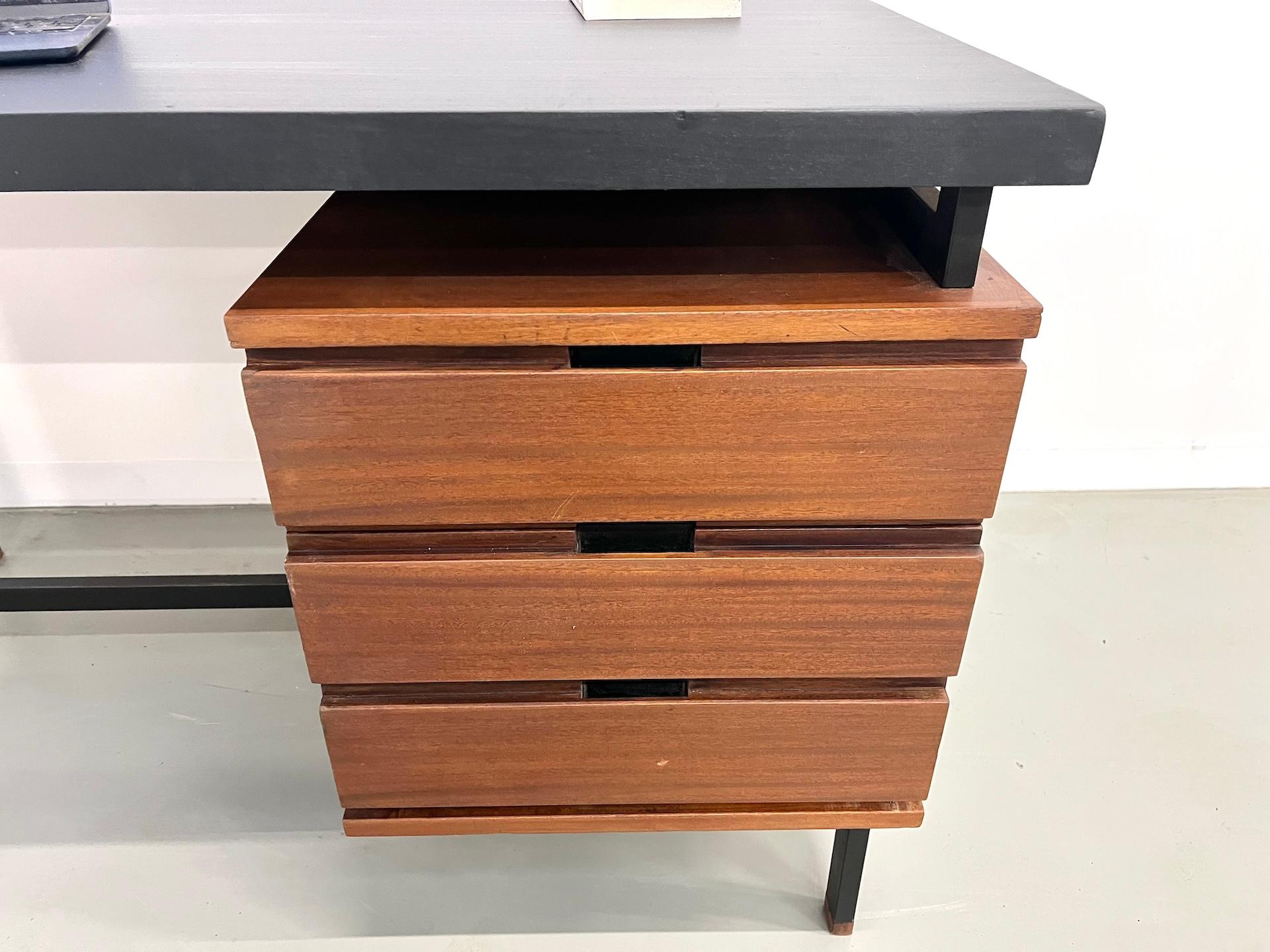 Milieu du XXe siècle Bureau Pierre Guariche en teck et acier laqué, France 1960 en vente