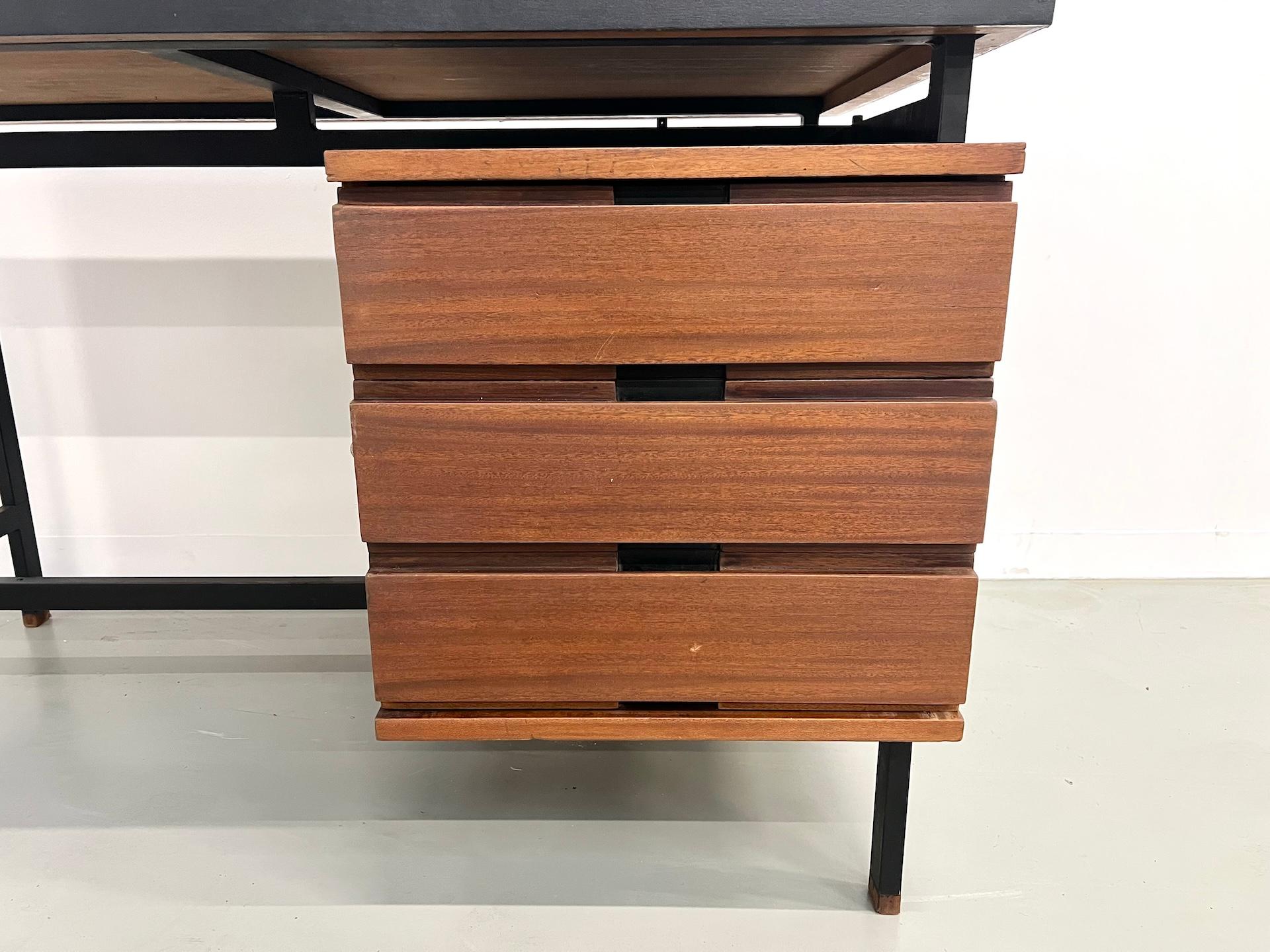 Teck Bureau Pierre Guariche en teck et acier laqué, France 1960 en vente