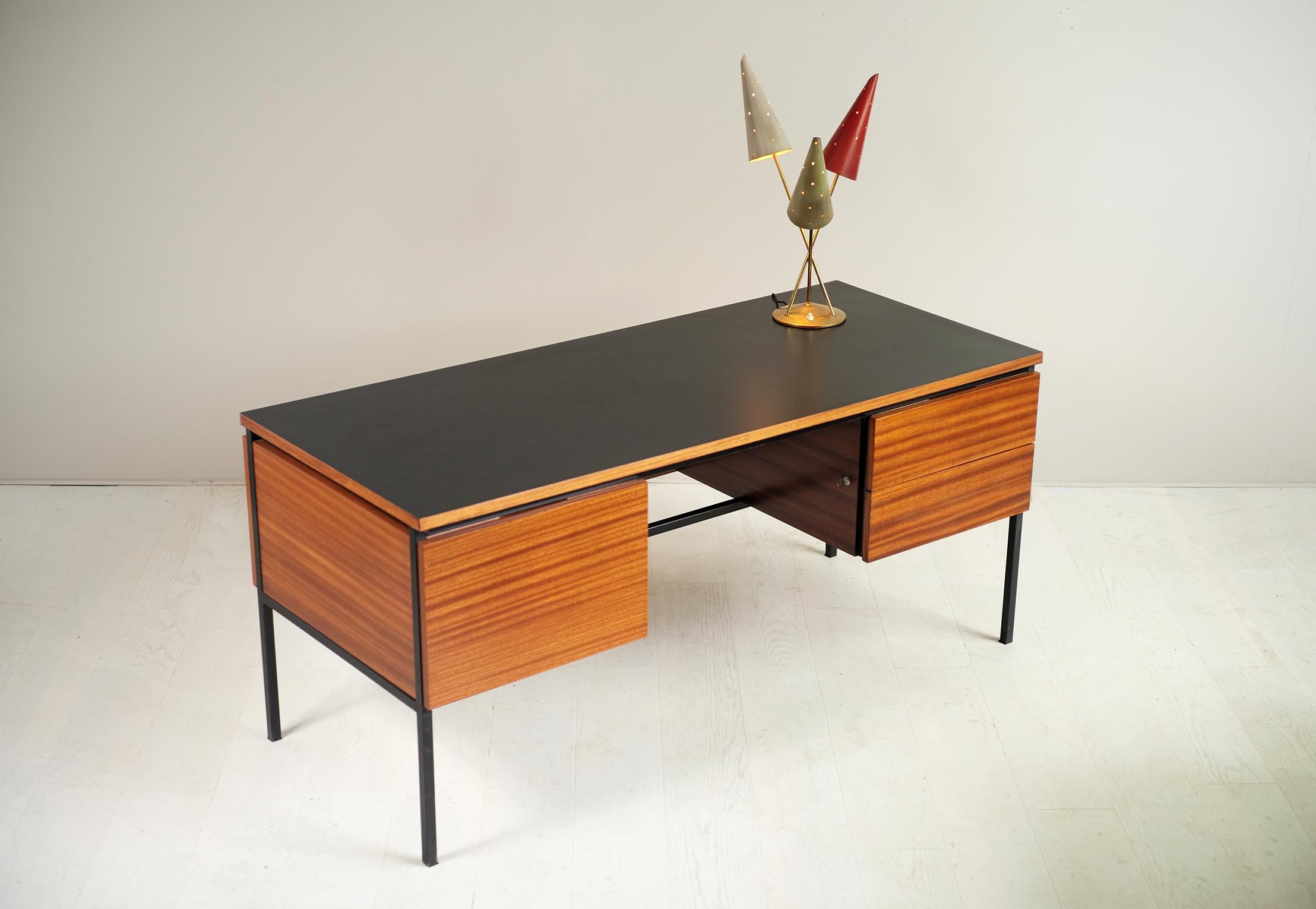 Executive desk n ° 620 in mahogany and black matte formica by Pierre Guariche for the Minvielle Editions, France 1960. Black lacquered quadrangular base, a drawer box for left hanging filing cabinets, a box with two drawers on the right, both