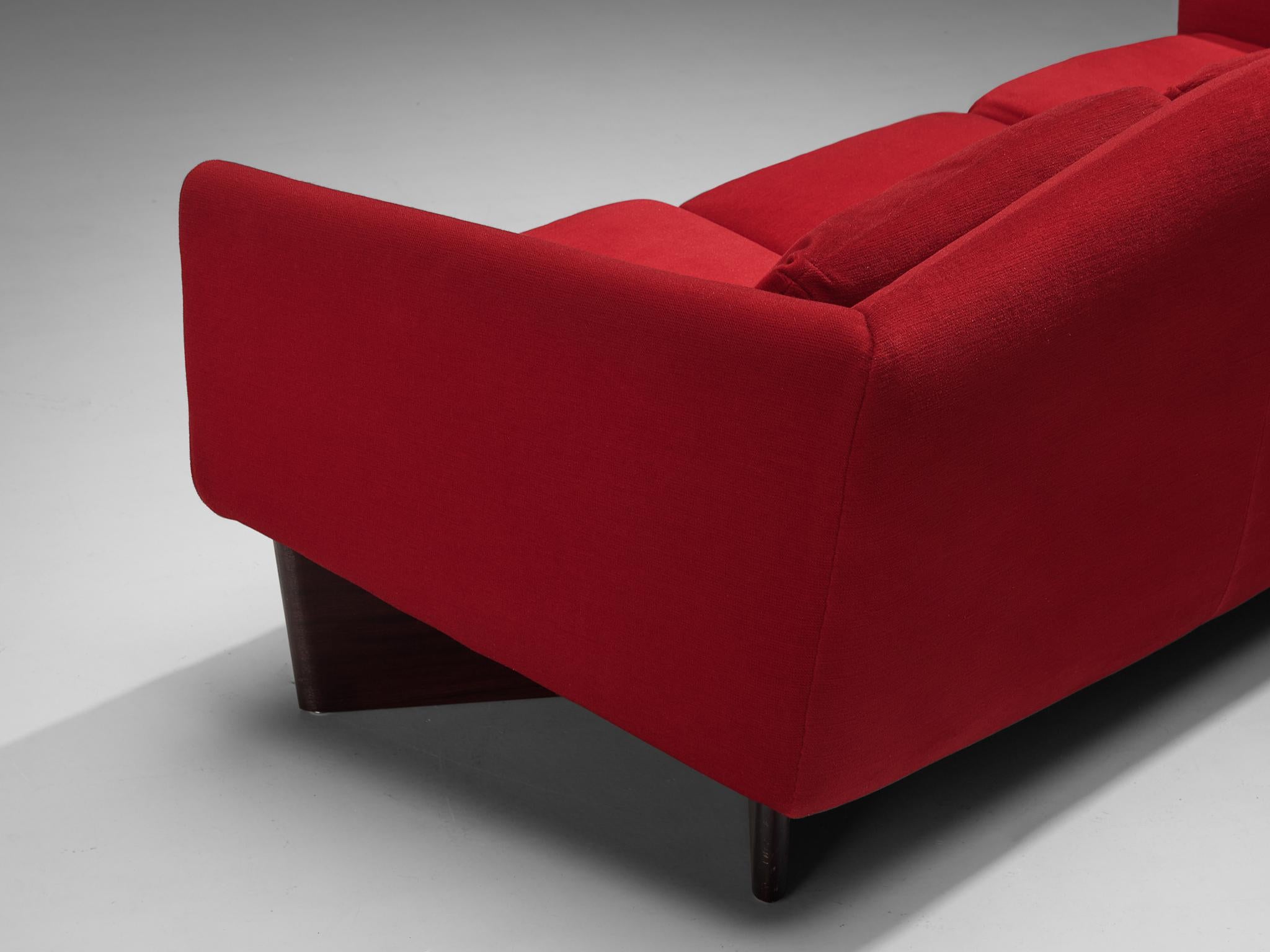 Mid-Century moderno Pierre Guariche per Burov Divano 'Monaco' in velluto rosso e mogano in vendita