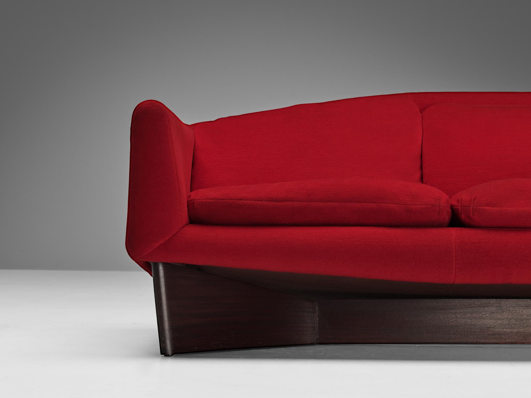 Pierre Guariche für Burov: Sofa „Monaco“ aus rotem Samt und Mahagoni  (Französisch) im Angebot