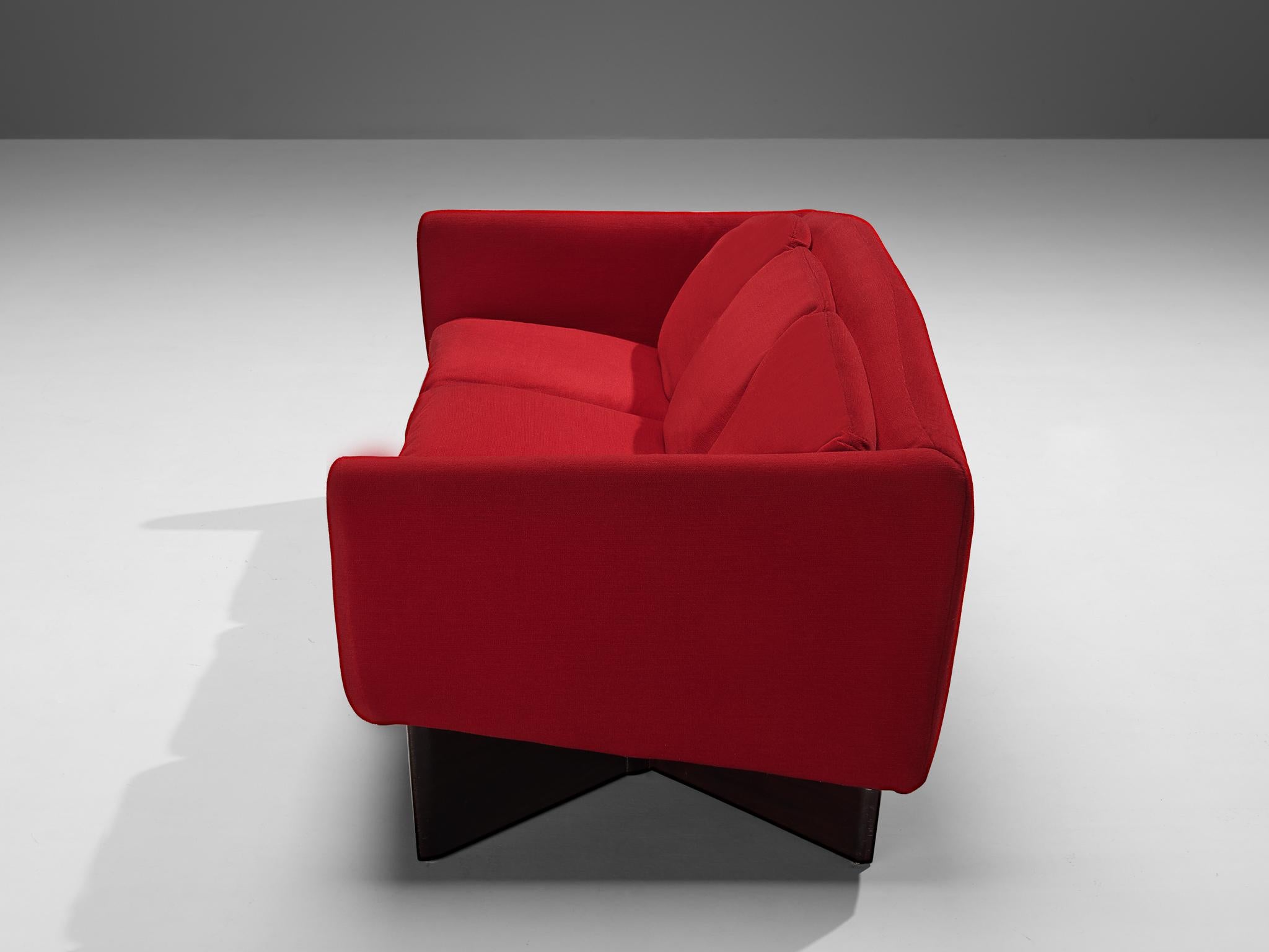 Pierre Guariche für Burov: Sofa „Monaco“ aus rotem Samt und Mahagoni  (Mitte des 20. Jahrhunderts) im Angebot