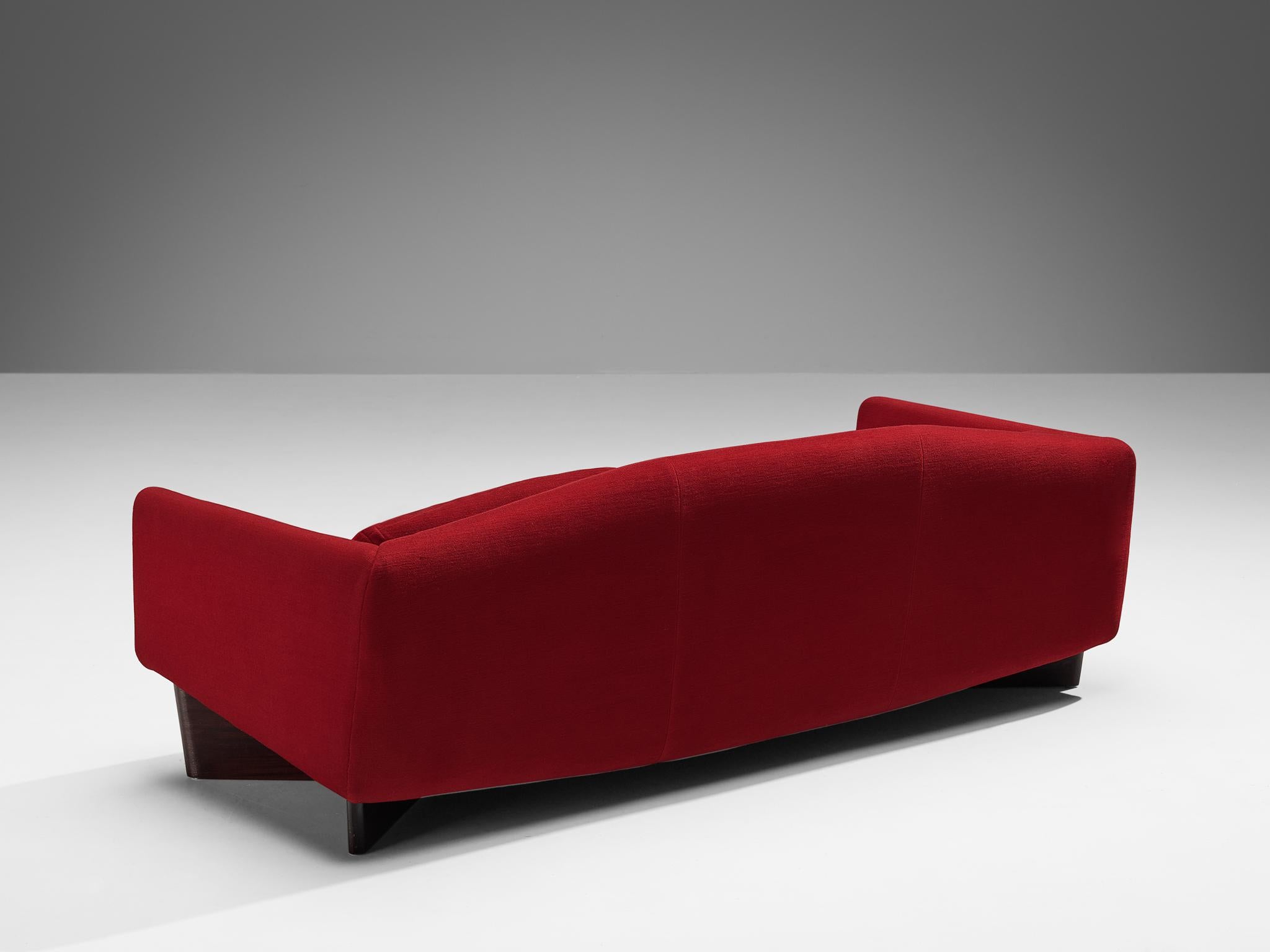 Pierre Guariche für Burov: Sofa „Monaco“ aus rotem Samt und Mahagoni  im Angebot 1