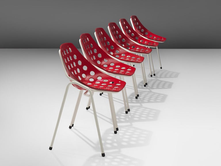 Pierre Guariche for Meurop, coquillage chairs, white lacquered metal and red propylene, France, 1960s. 

This set of six dining chairs is designed by the French designer Pierre Guariche for Meurop. The chairs are typical for the aesthetics and