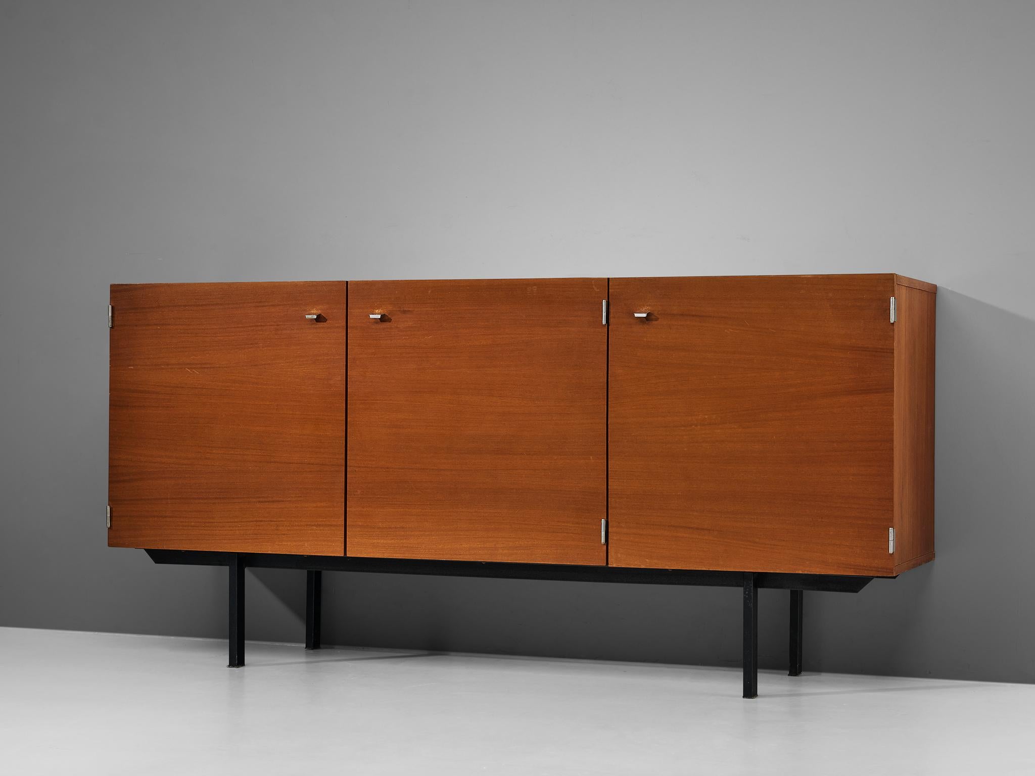 Pierre Guariche pour Meurop, buffet, acajou, métal, Belgique, années 1970

Le designer français Pierre Guariche a créé ce buffet pour le fabricant belge Meurop. Le buffet, qui témoigne de la sensibilité de Guariche en matière de design, comporte