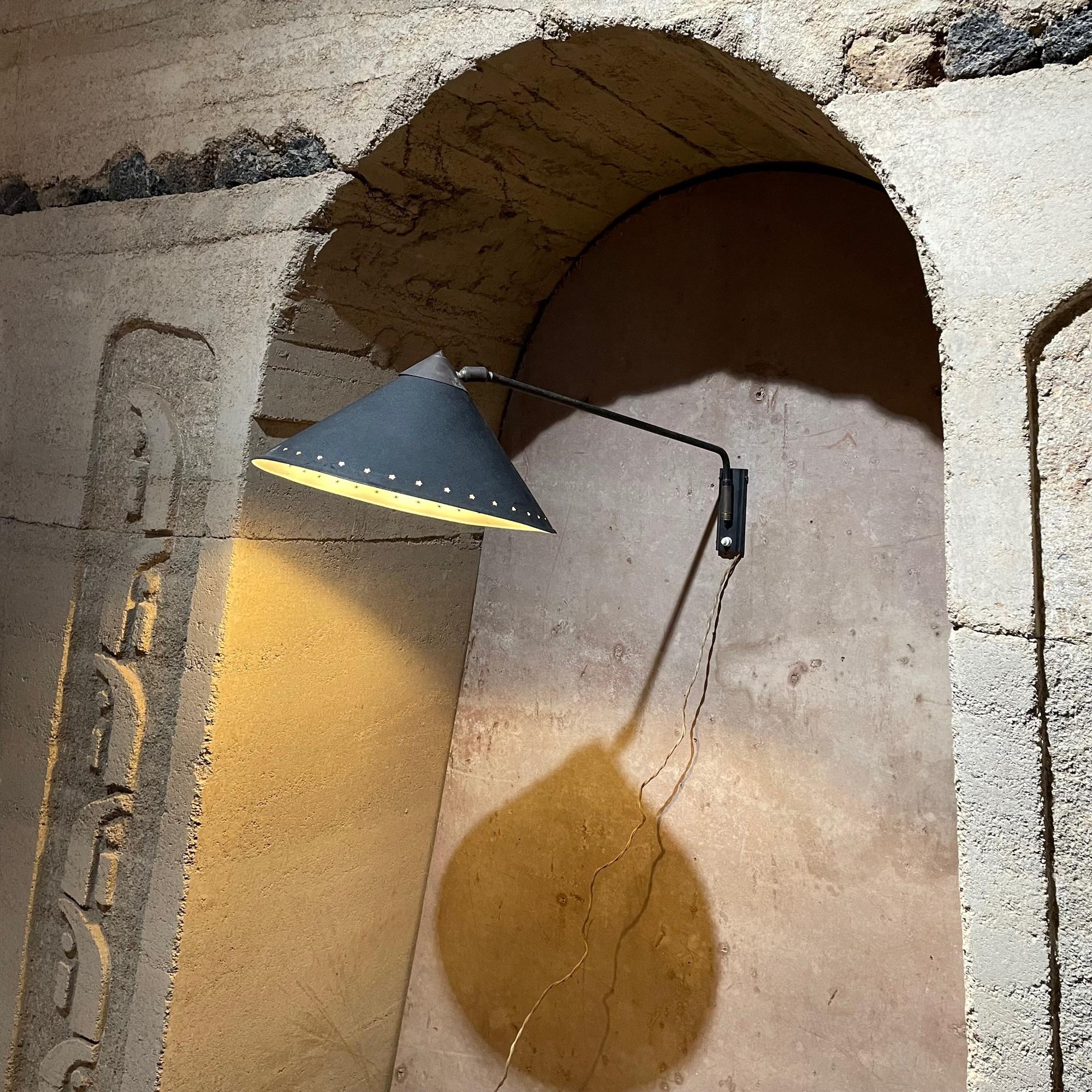 Années 1950 Pierre Guariche  Applique murale française cône noire en vente 1
