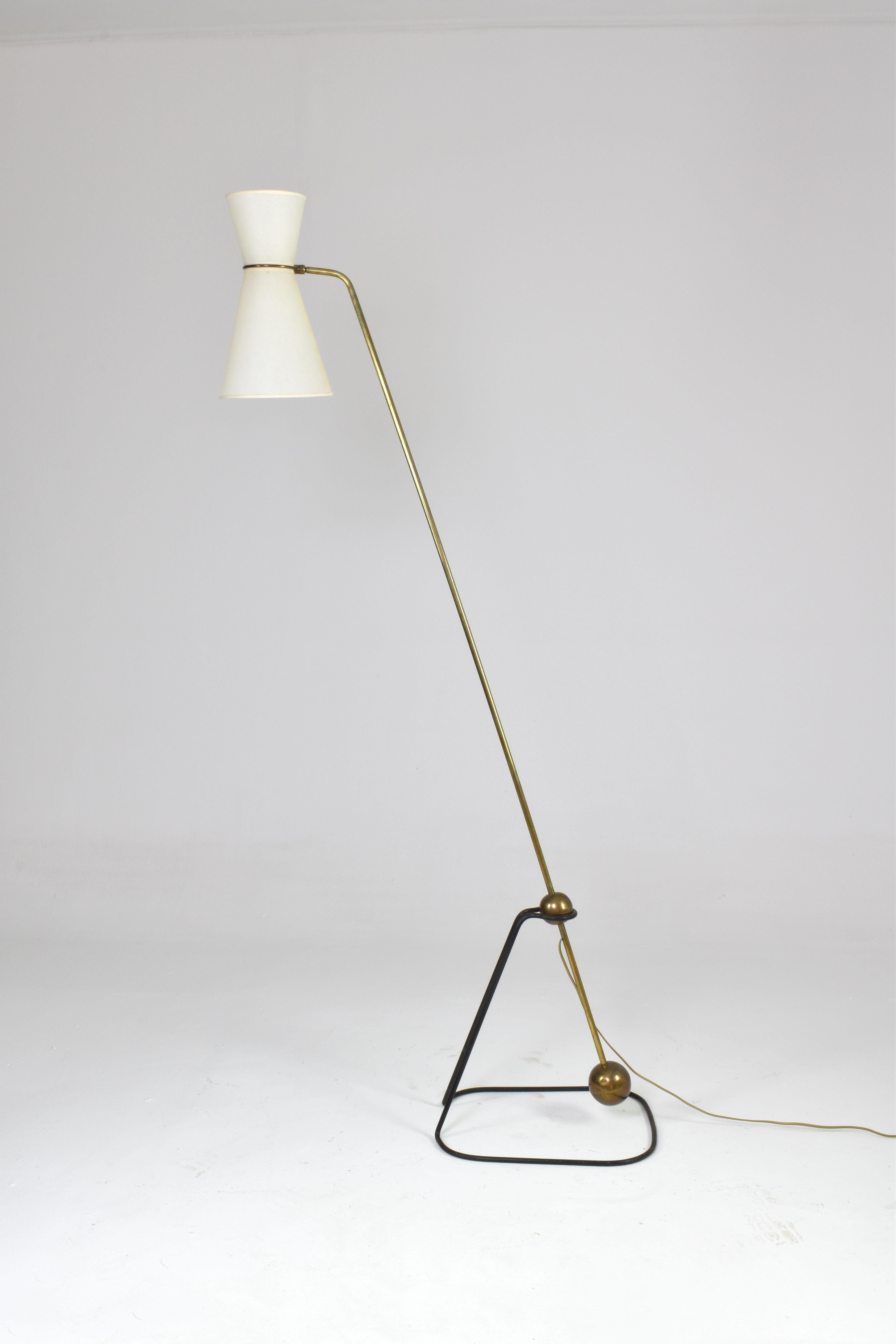 Una icónica lámpara de pie vintage del notable diseñador francés Pierre Guariche, modelo G2, diseñada a mediados de la década de 1950 para Disderot. Esta célebre pieza muestra el visionario uso de la pureza geométrica de Guariche, con un brazo de