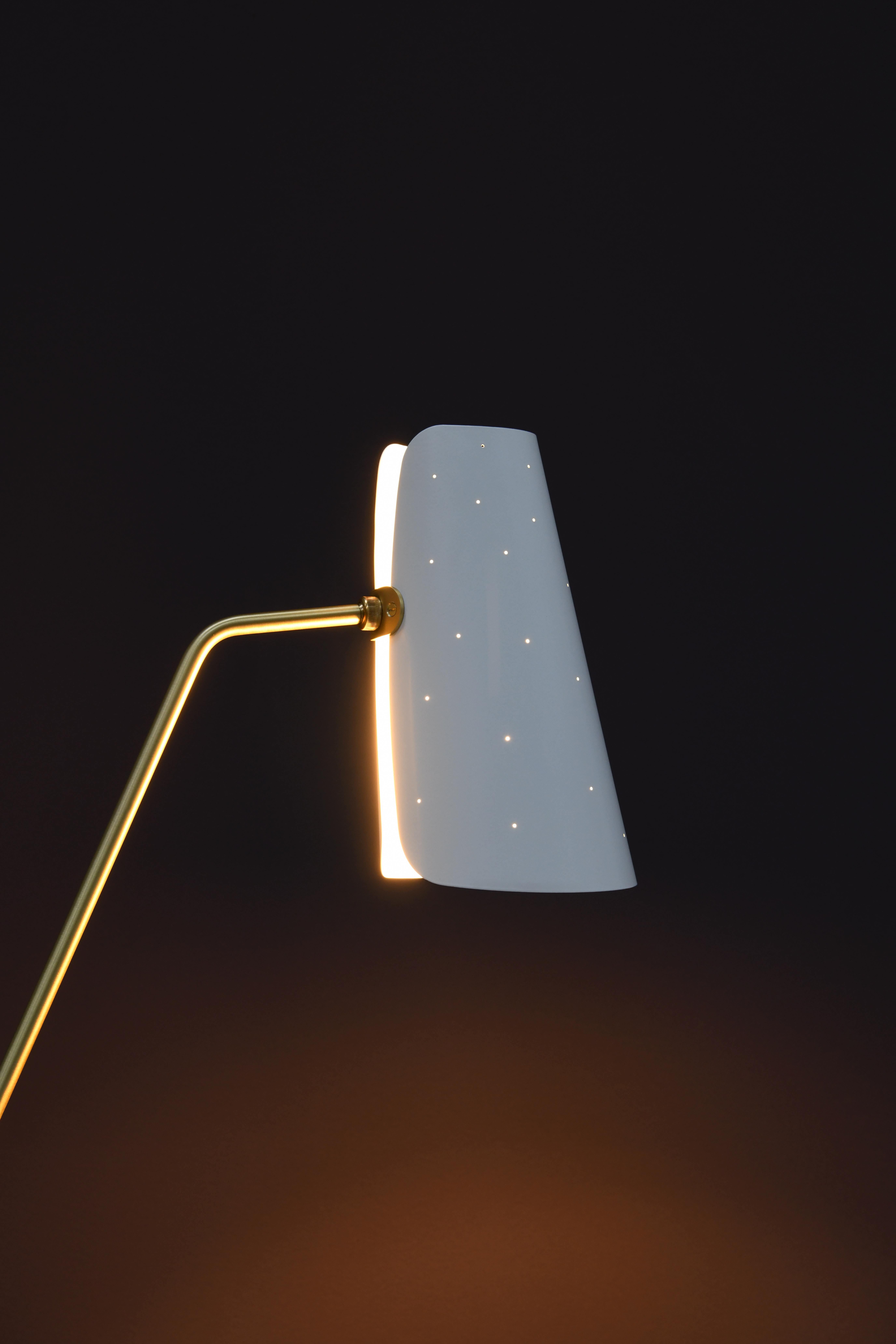 Verstellbare Stehlampe „G21“ von Pierre Guariche für Sammode Studio in Weiß (Gebürstet) im Angebot