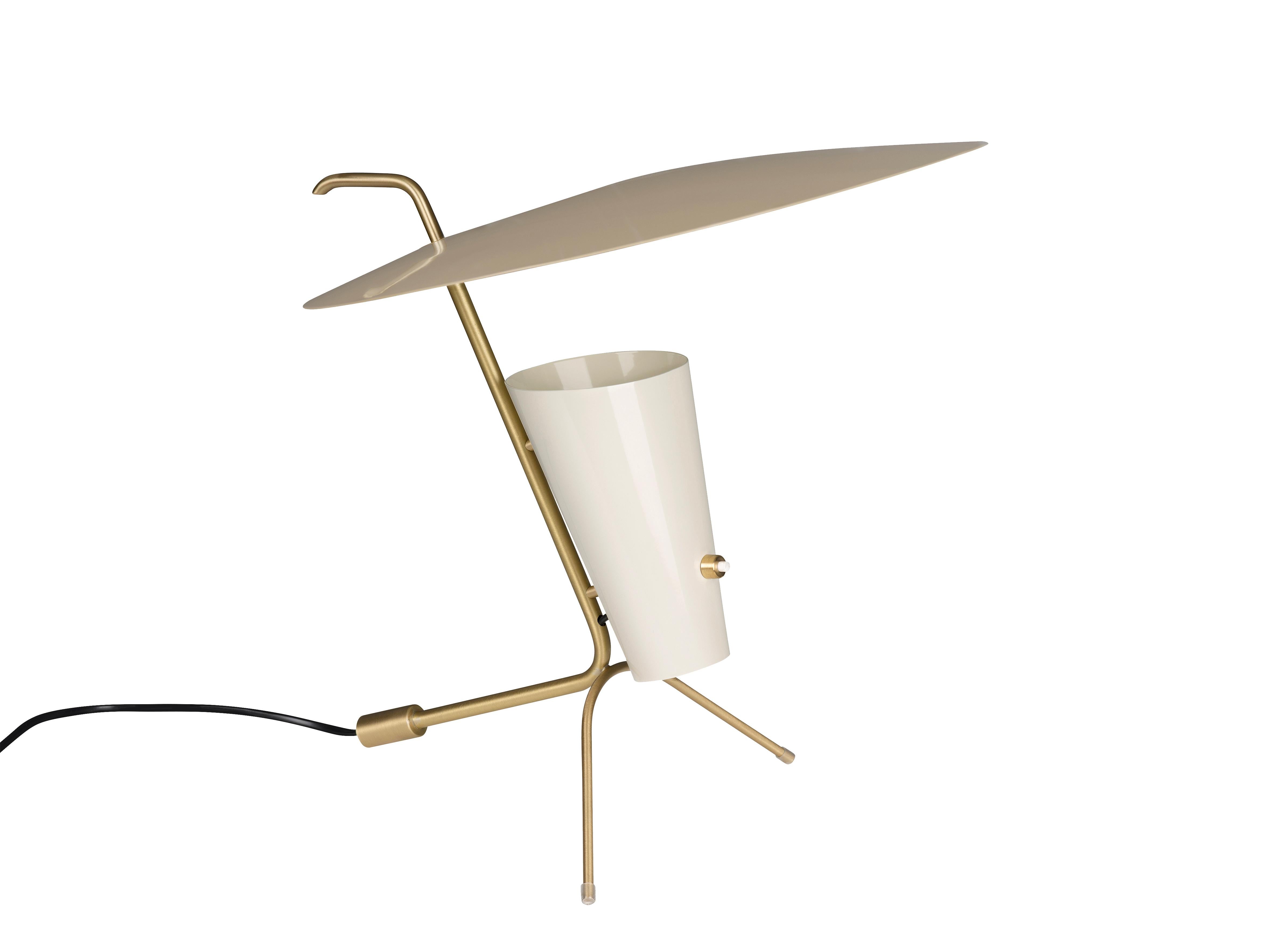 Lampada da tavolo Pierre Guariche G24 in bianco e sabbia per Studio A. 

Disegnata originariamente da Pierre Guariche nel 1953, questa lampada iconica viene prodotta di recente in una riedizione autorizzata da Studio A in Francia, utilizzando molte