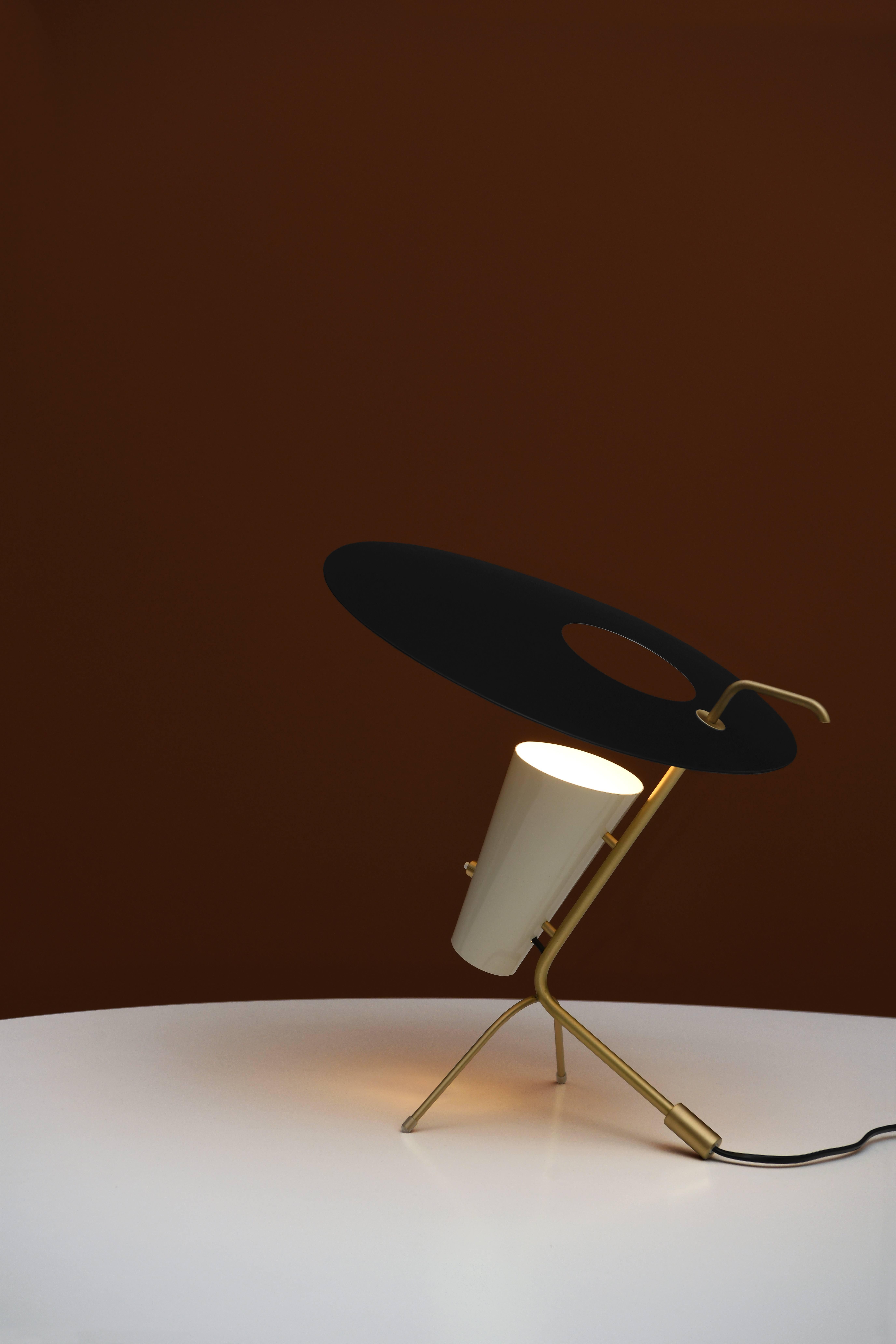 Lampe de bureau Pierre Guariche G24 en sable et blanc pour Sammode Studio en vente 1