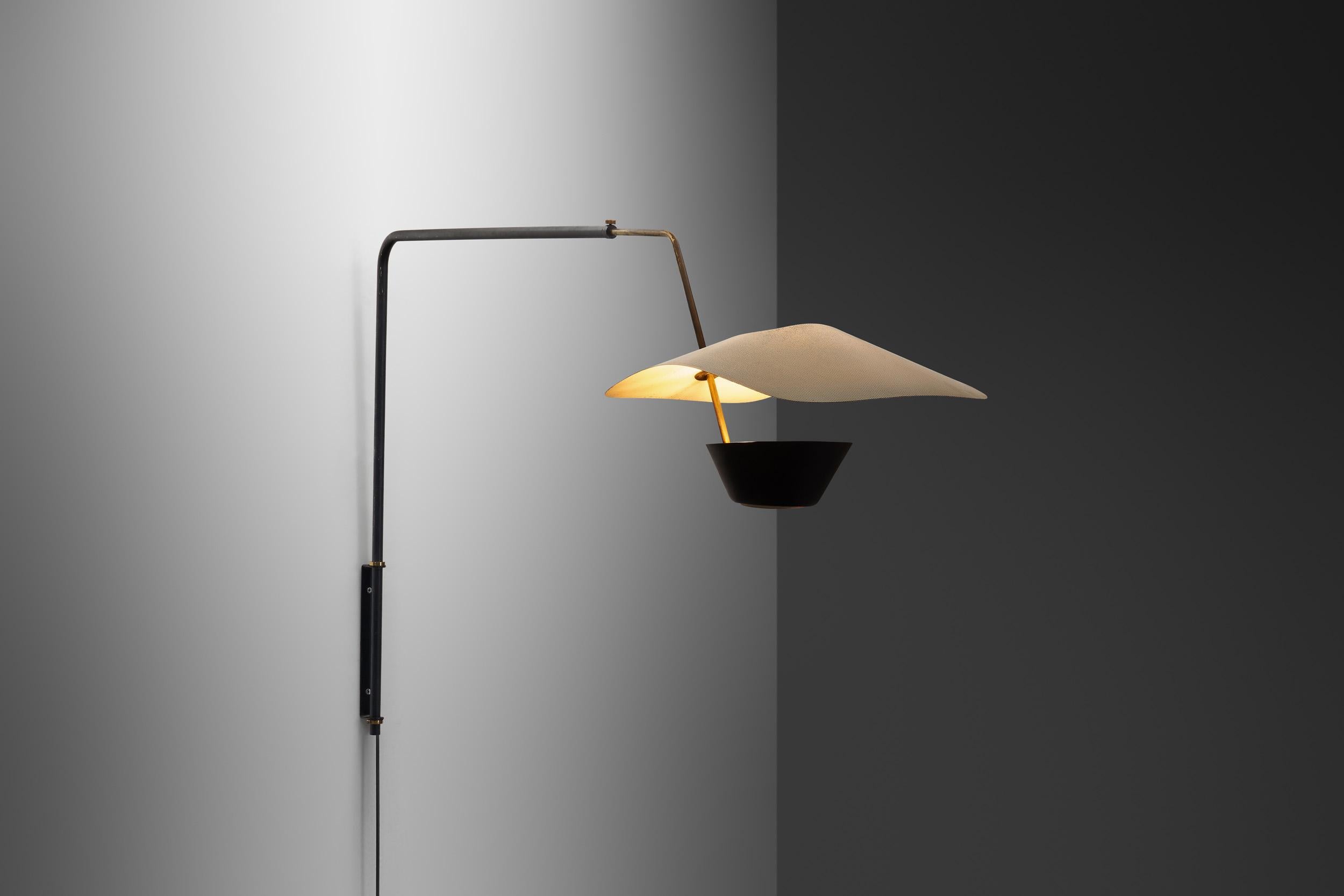 Like the “G30” model, this lamp is also better known by its nickname, Cerf-volant, or, “the kite”. This lamp is an elegant creation equipped with an atypical and structured reflector and an adjustable rod in brushed varnished brass.

This wall