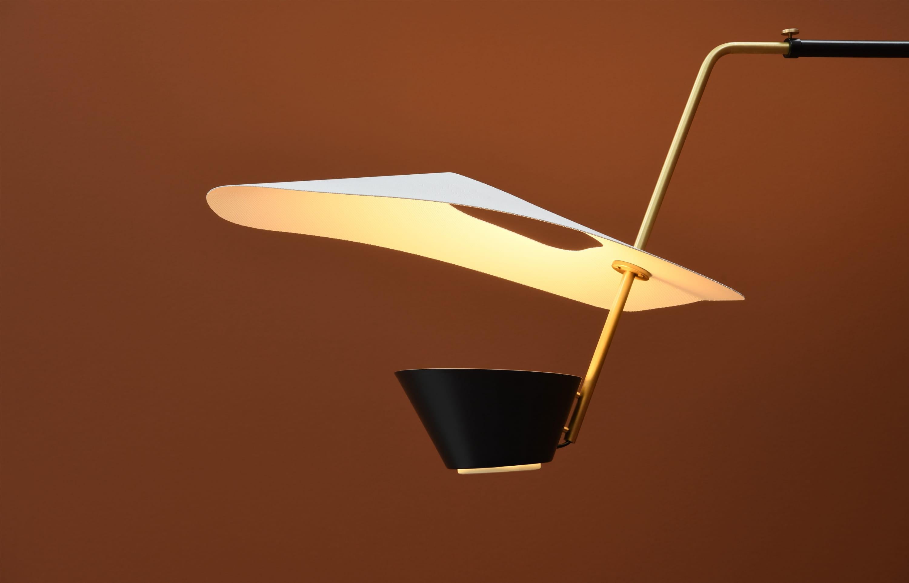 The G25 wall lamp will not go unnoticed in your home. It can be used above a dining table, as it was during its creator's lifetime, but also in an office or an entrance hall thanks to its volumes that fit easily in the space. Capped with a metal