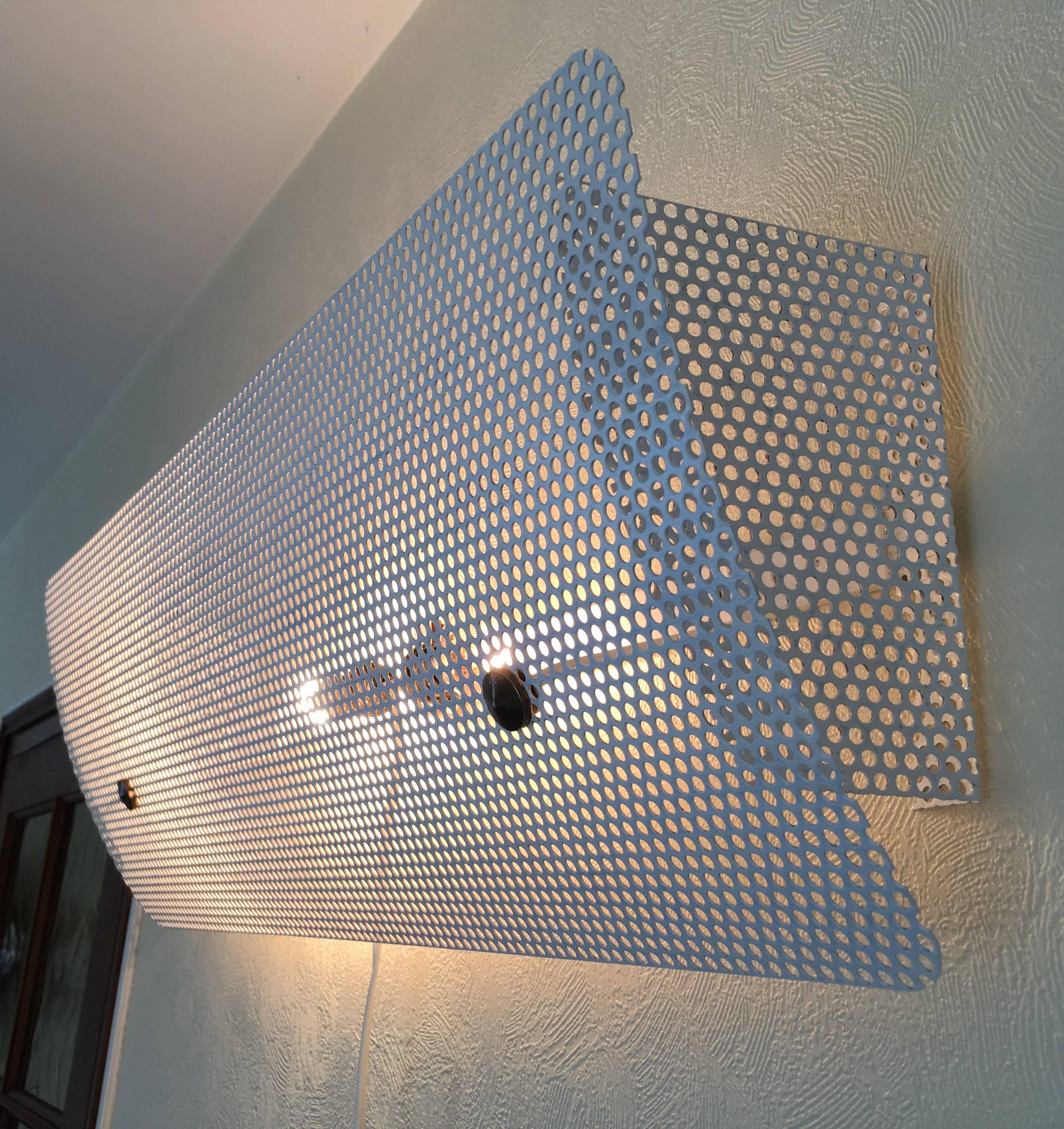 Pierre Guariche G320 Large White Perforated Metal Wall Lamp, 1952, France In Good Condition For Sale In Aix En Provence, FR