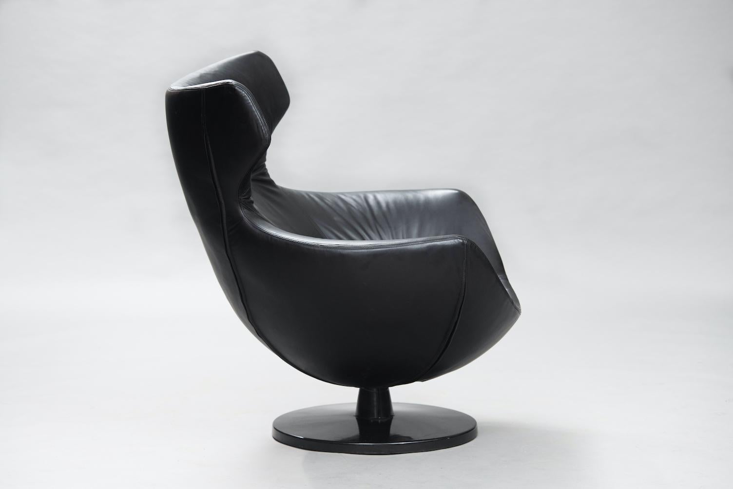 Pierre Guariche “Jupiter” lounge chair, upholstered in black leather.
Producer: Meurop.
 