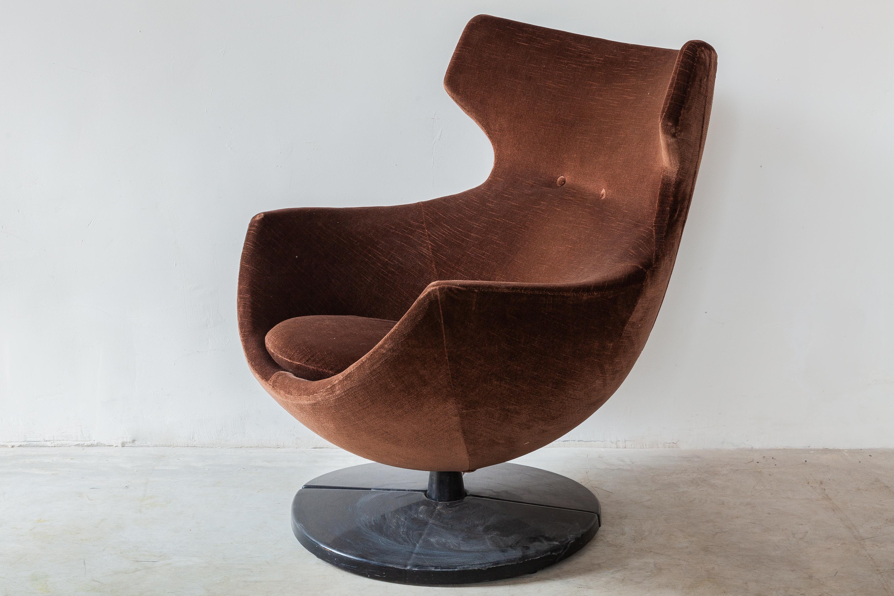 Vintage “Jupiter” lounge chair special version of this lounge chair designed by the Frenchman Pierre Guariche performed by Meurop, Belgium. Brown velveteen renewed upholstery in excellent condition. Bucket style seat with a black swivel base.
