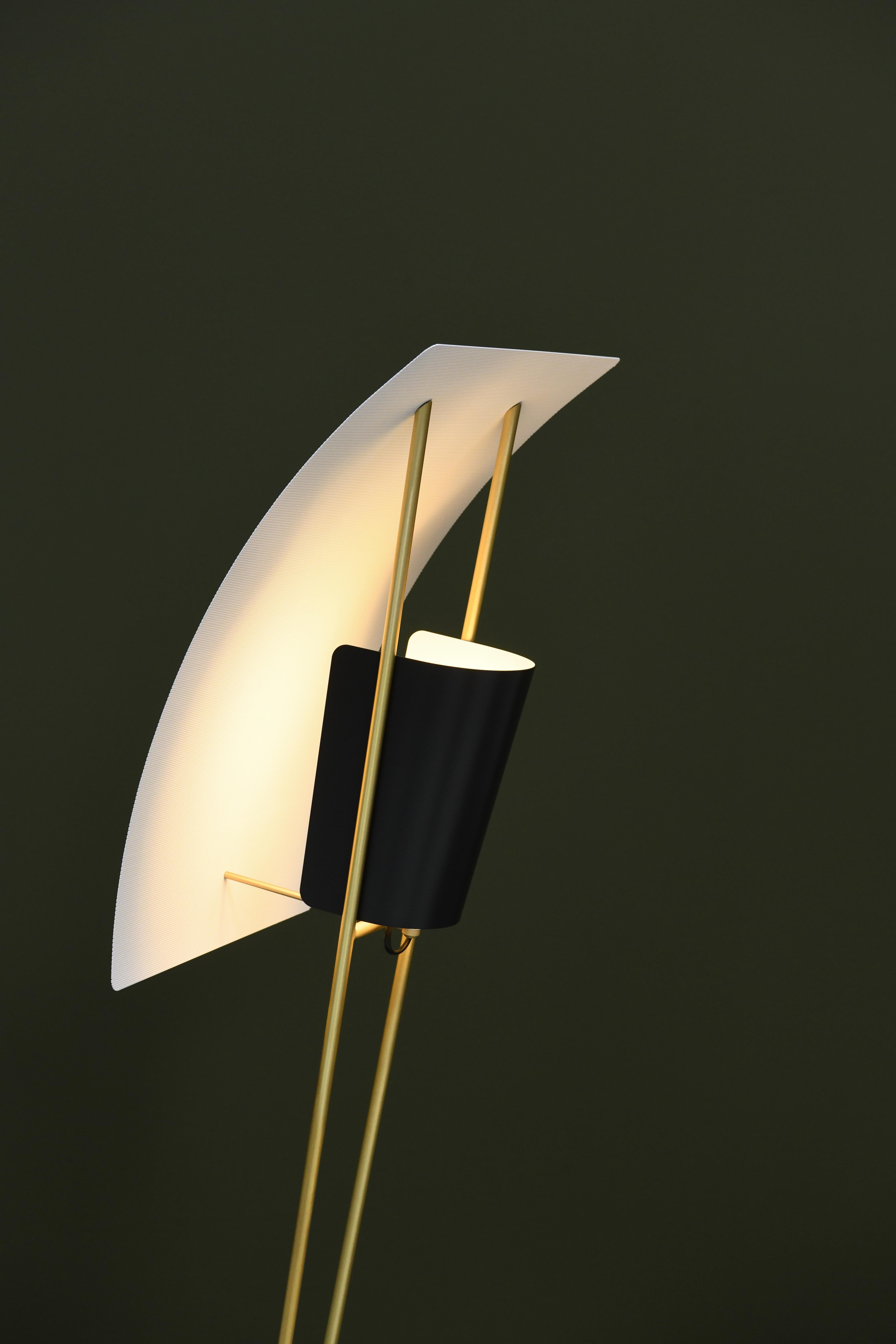 Pierre Guariche Kite Stehleuchte in Schwarz und Weiß für Sammode Studio. 

Diese 1958 von Pierre Guariche entworfene Stehleuchte wird in einer autorisierten Neuauflage von Sammode Studio in Frankreich hergestellt. Dabei werden viele der