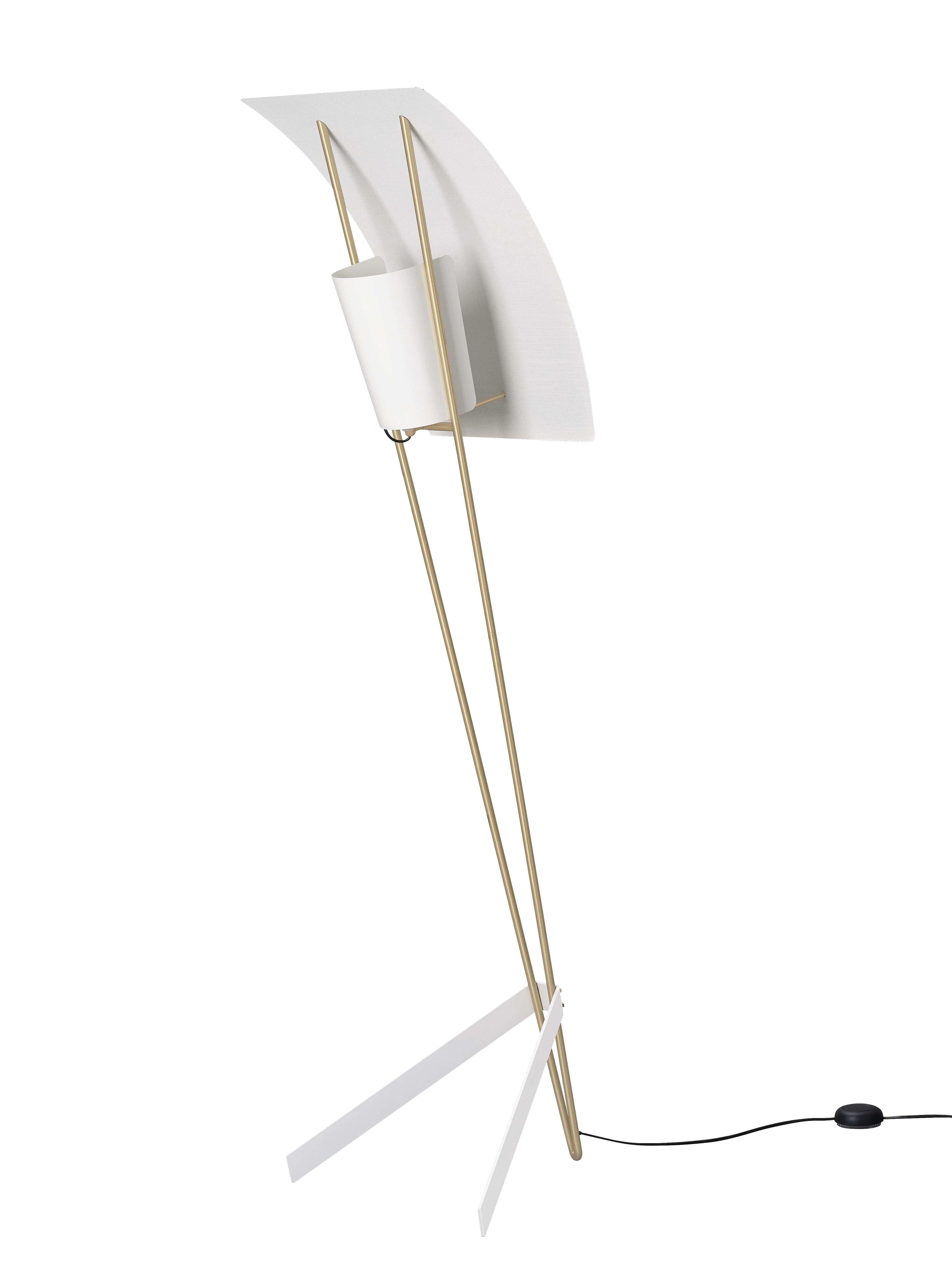 Lampadaire Kite de Pierre Guariche en blanc pour Sammode Studio. 

Conçu par Pierre Guariche en 1958, ce lampadaire emblématique a fait l'objet d'une réédition autorisée par Sammode Studio en France. Il reprend les mêmes techniques de fabrication à