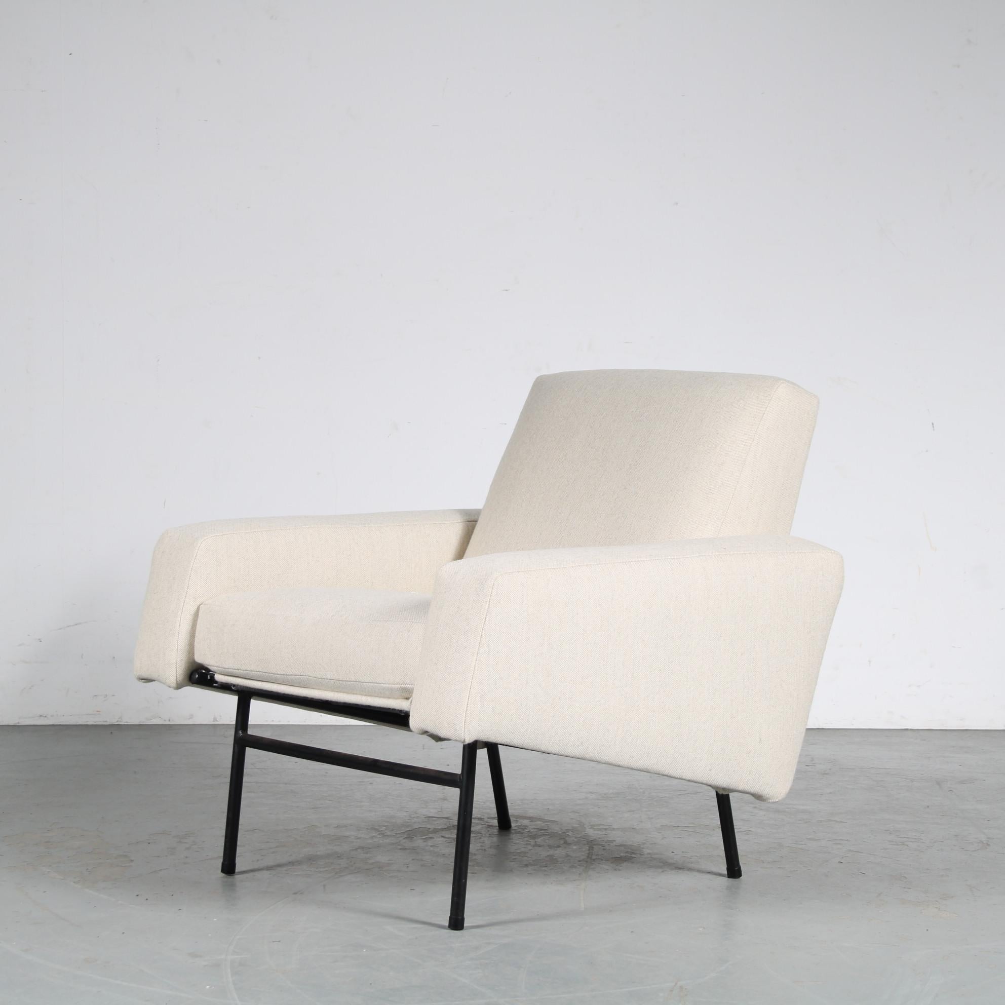 

A beautiful lounge chair designed by Pierre Guariche, manufactured by Airborne in France around 1960.

This eye-catching piece has a black lacquered, tubular metal frame. The seat is newly upholstered in high quality white fabric, which contrasts