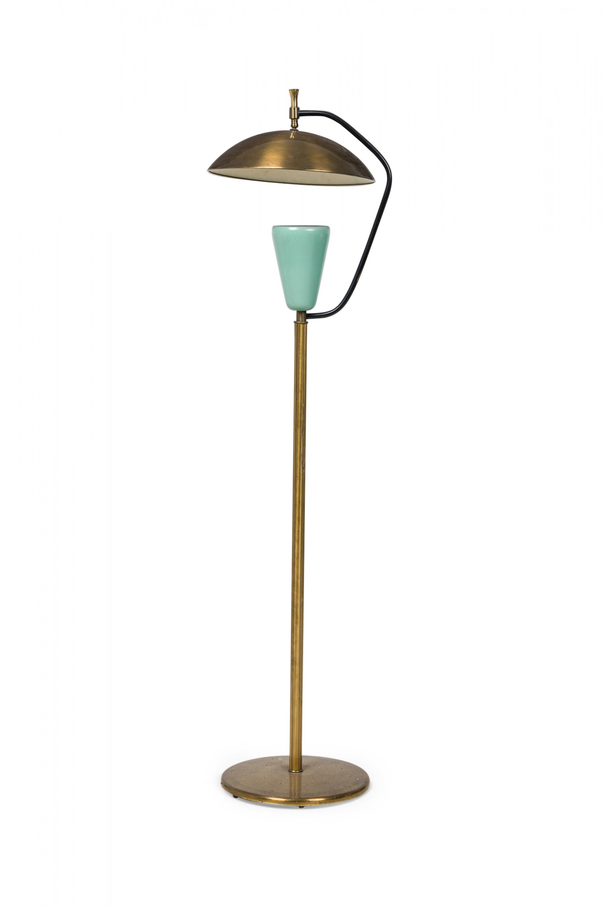 Mid-Century Modern Pierre Guariche Lampadaire français du milieu du siècle en laiton et émail vert en vente